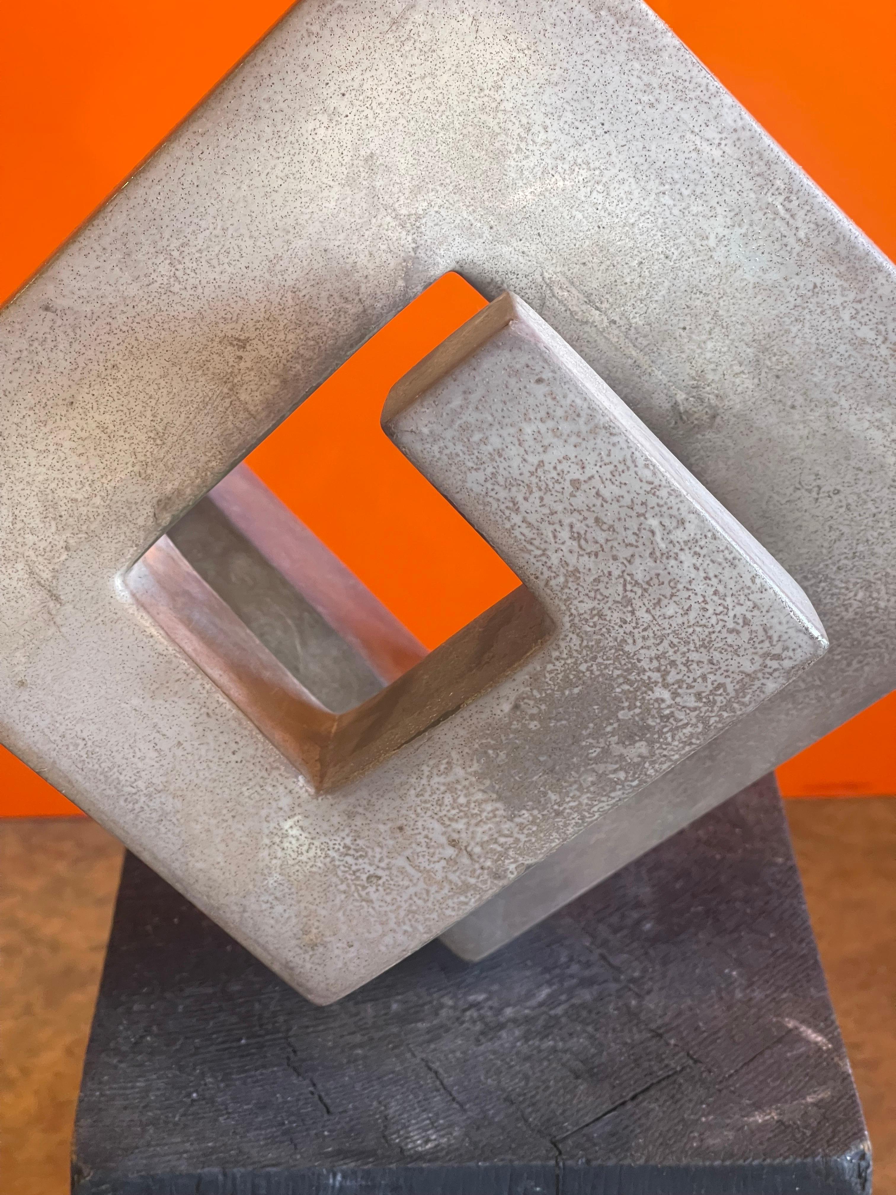 Sculpture rotative abstraite moderniste sur socle en bois en vente 1