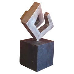 Sculpture rotative abstraite moderniste sur socle en bois
