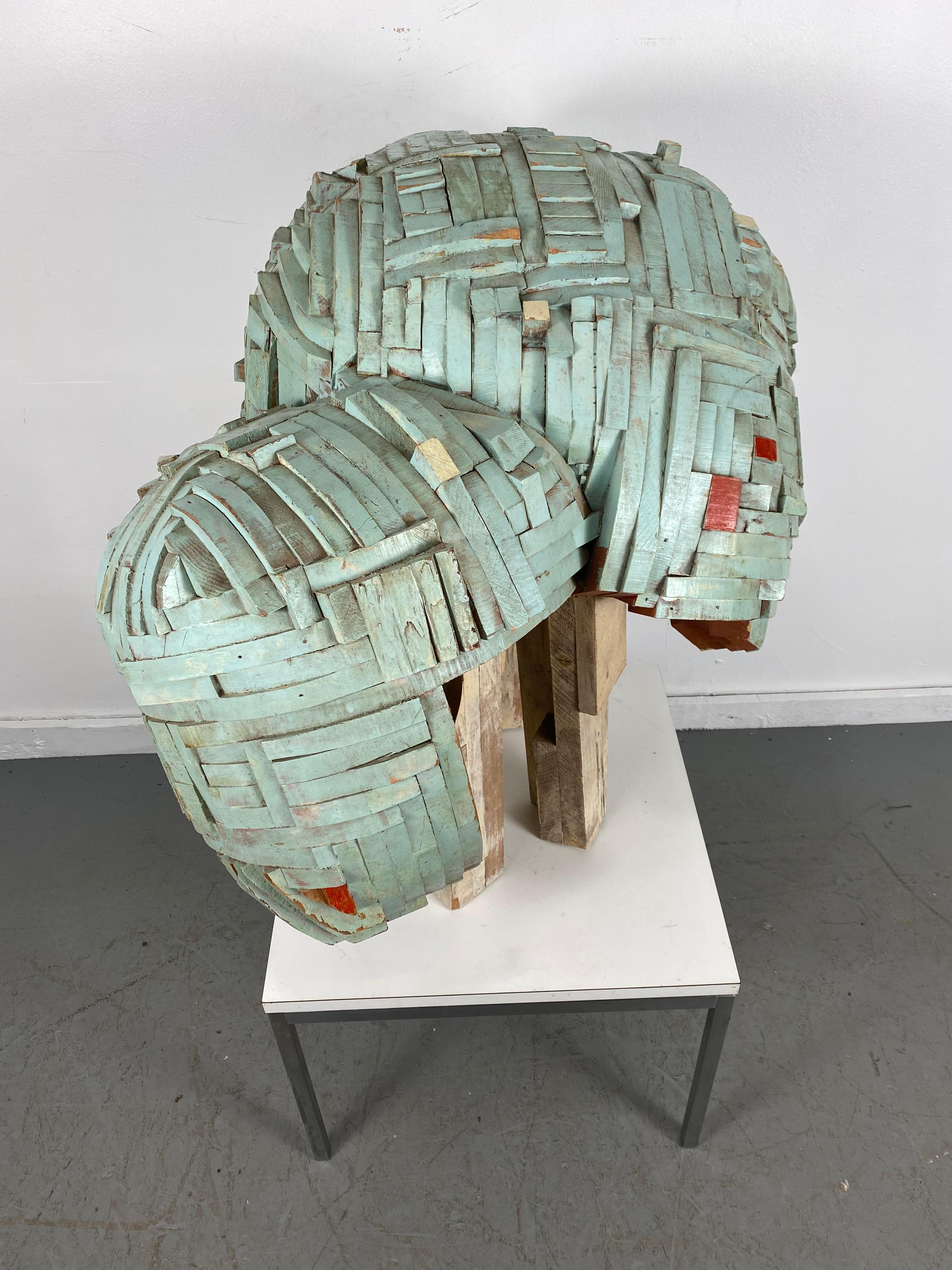 Abstraktes Stapelholz und bemalte Skulptur „Bug“ von Robert Brock, Modernistische Moderne (Moderne der Mitte des Jahrhunderts) im Angebot