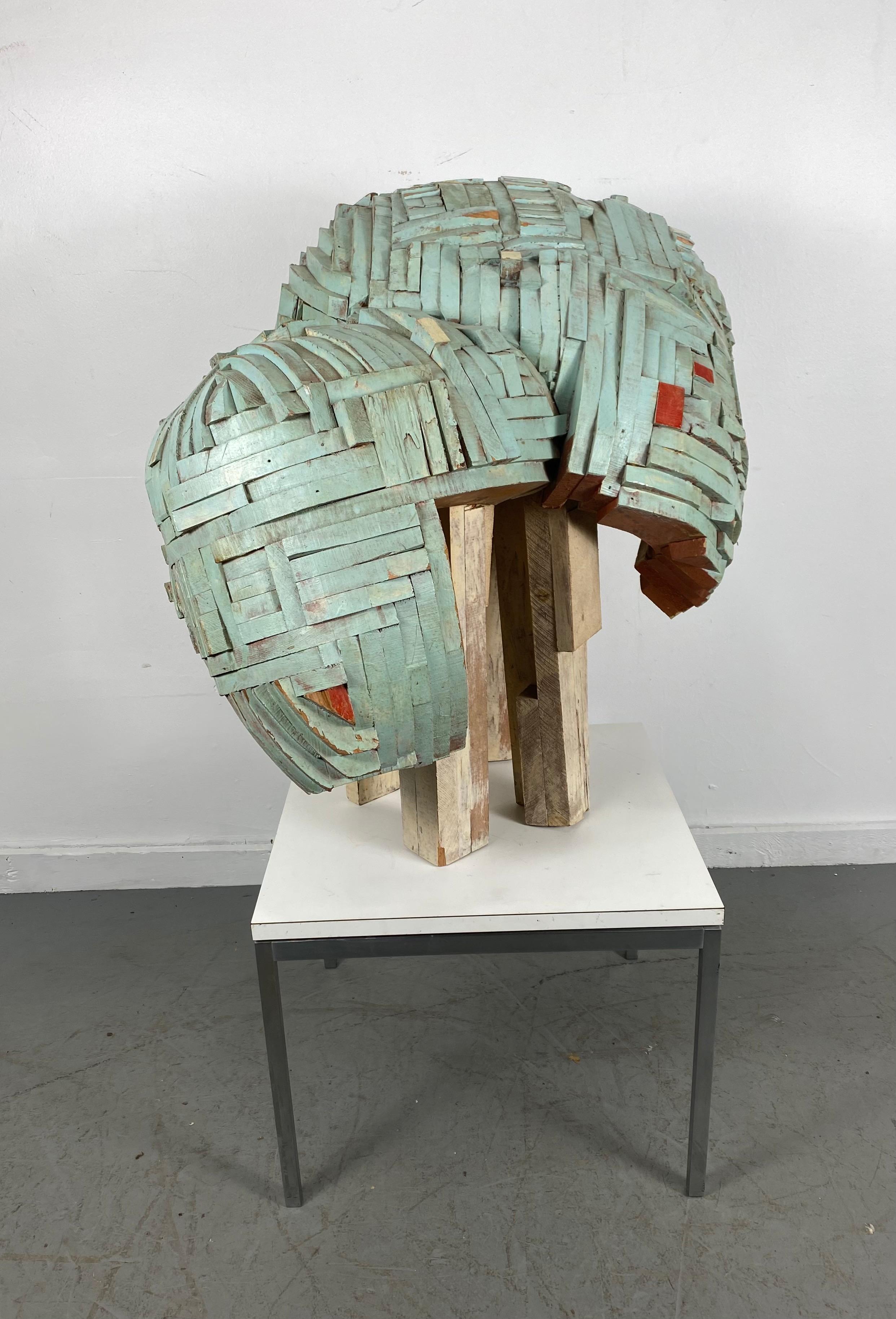 Abstraktes Stapelholz und bemalte Skulptur „Bug“ von Robert Brock, Modernistische Moderne im Angebot 1
