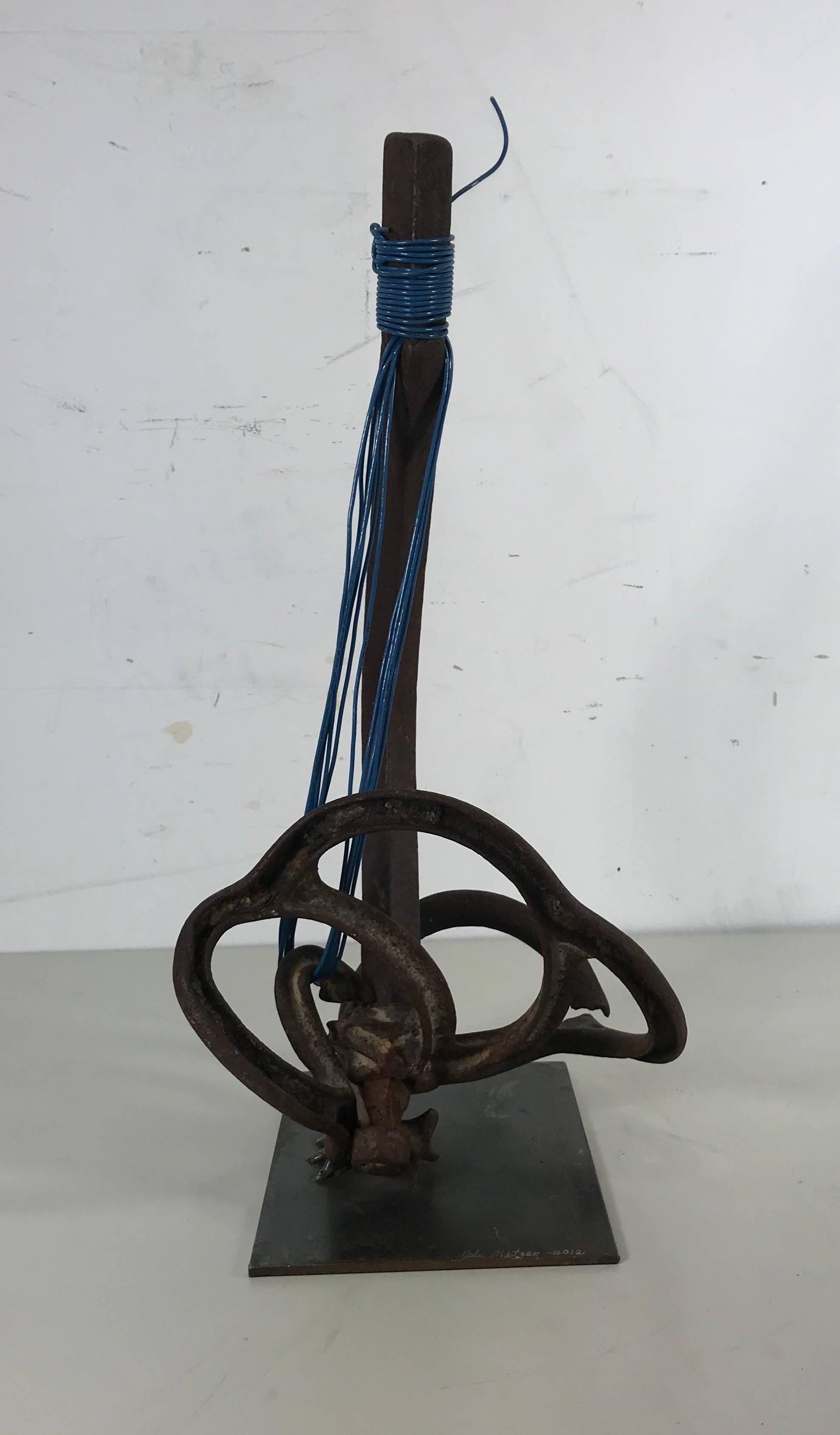 Escultura abstracta modernista, guitarra brutalista de John Metzen. Maravilloso uso del color, la textura y el espacio, acero retorcido y alambre recubierto de azul.