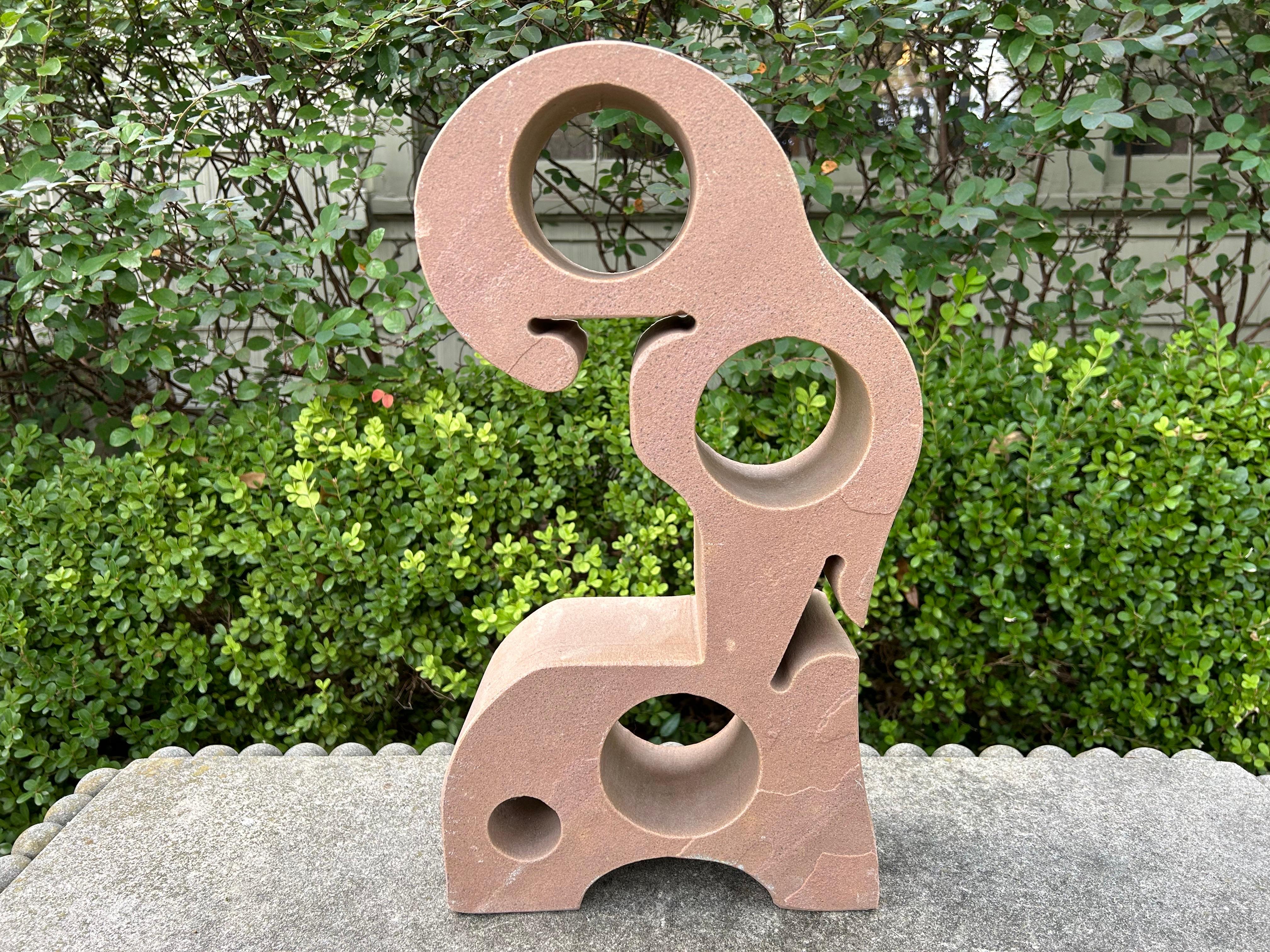 Escultura modernista abstracta de piedra en venta 3