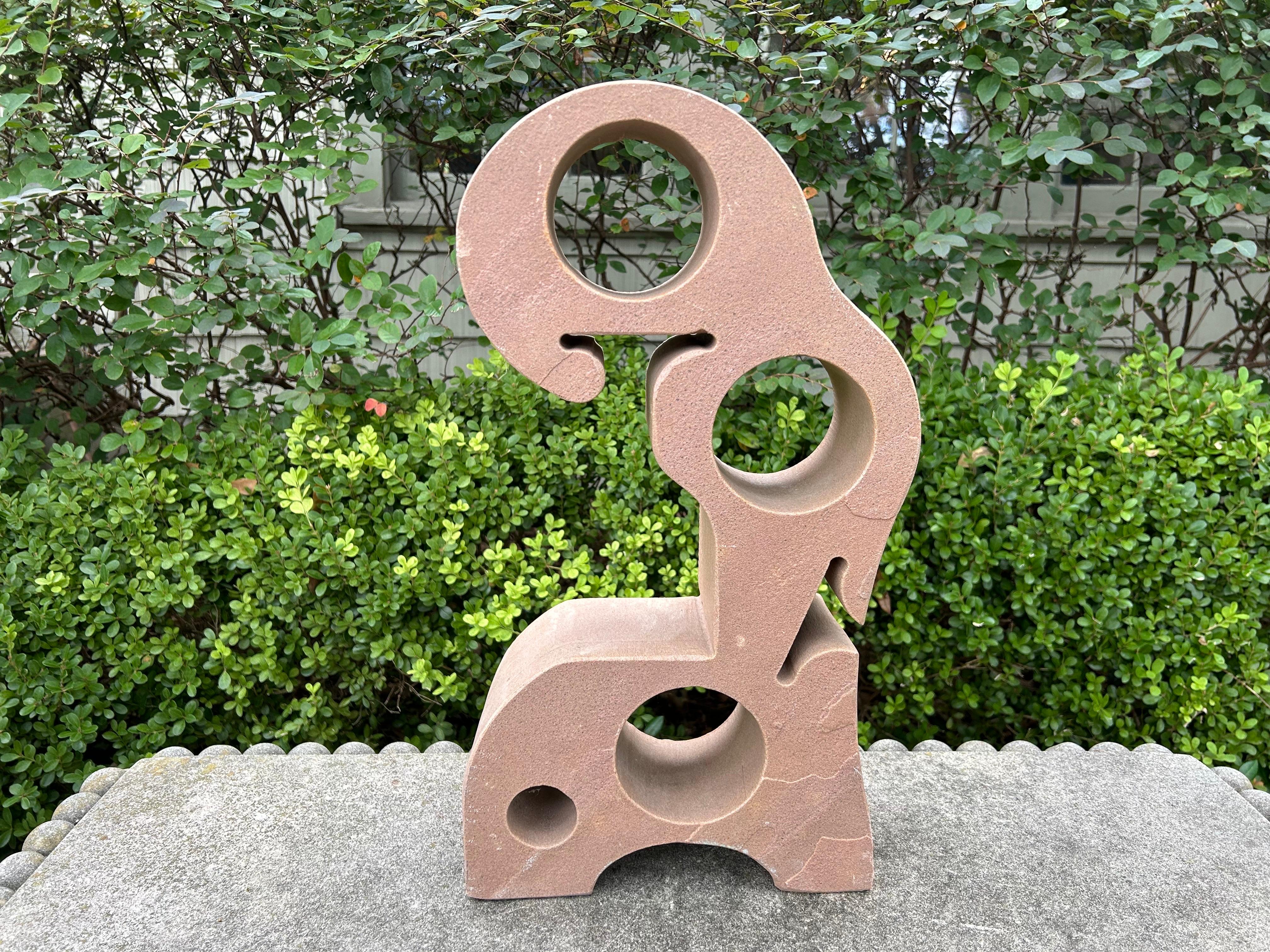 Escultura Modernista Abstracta de Piedra.
Se ofrece una interesante escultura modernista abstracta tallada en piedra que puede exponerse sobre un pedestal, una consola, una mesa central o una mesa de centro.
¡Impresionante desde todos los ángulos!
