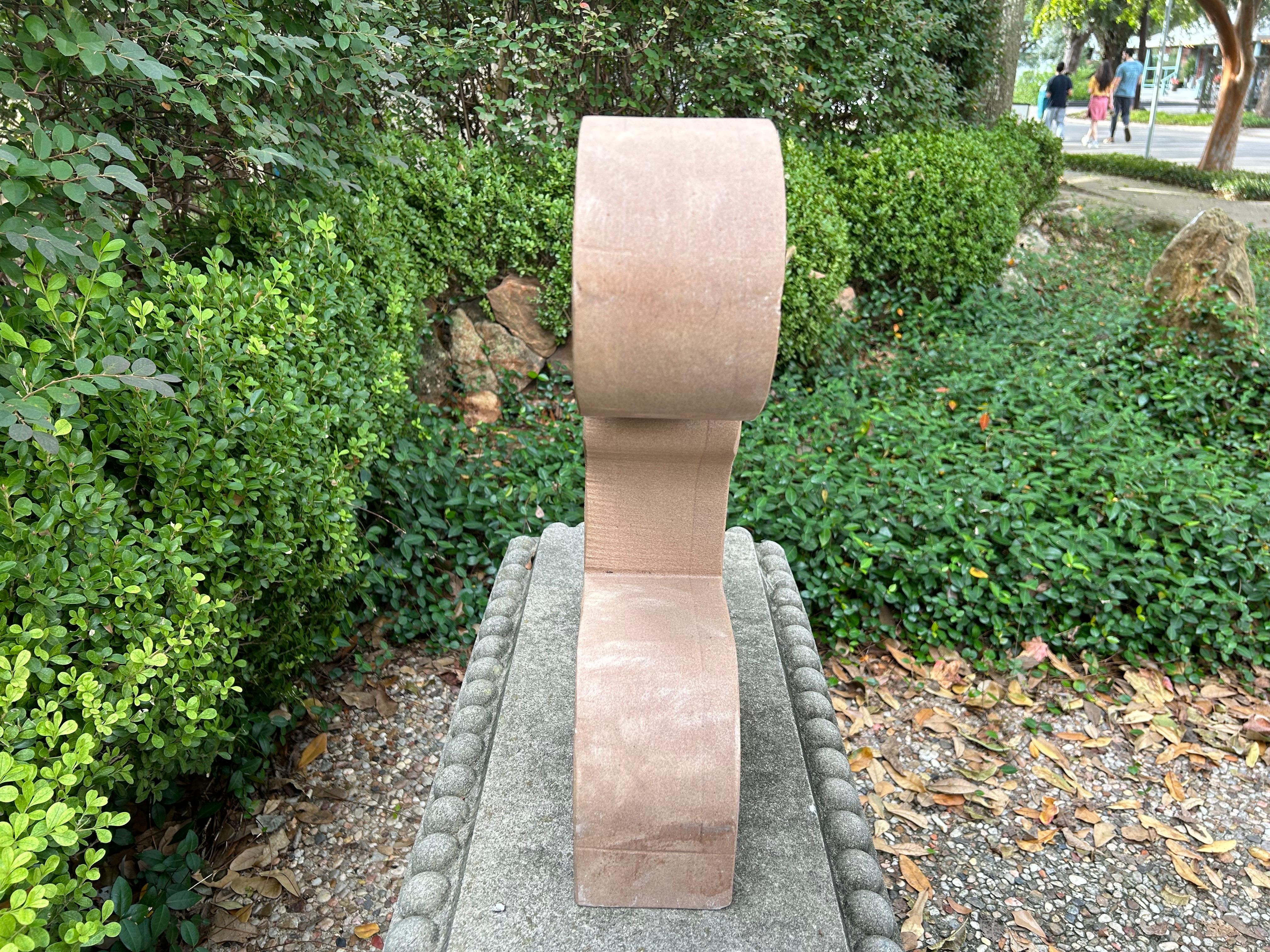 Escultura modernista abstracta de piedra mediados del siglo XX en venta