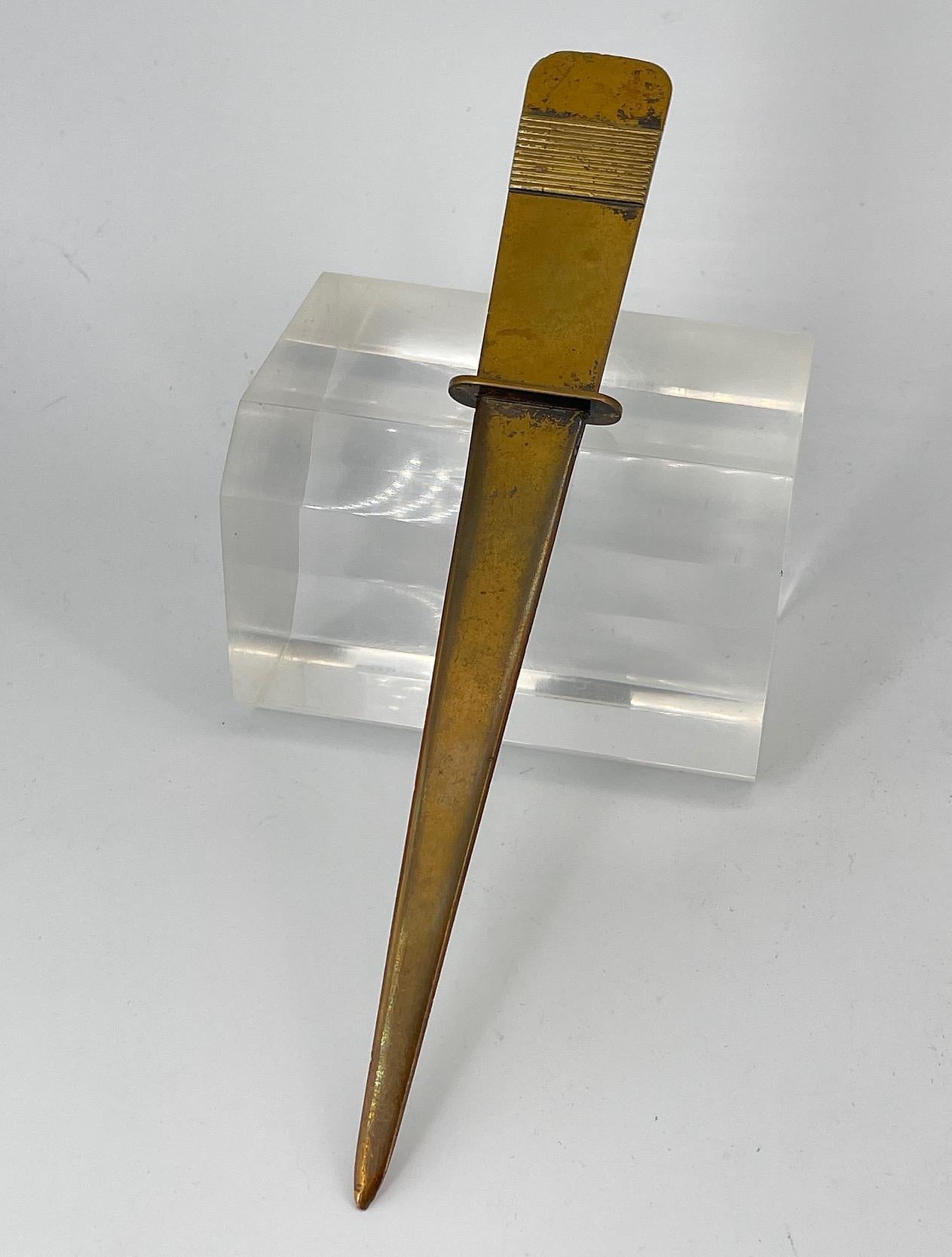 Modernistischer abstrakter Schwert-Brieföffner aus verkupfertem Messing wie Carl Aubock, modernistischer Stil (Mitte des 20. Jahrhunderts) im Angebot