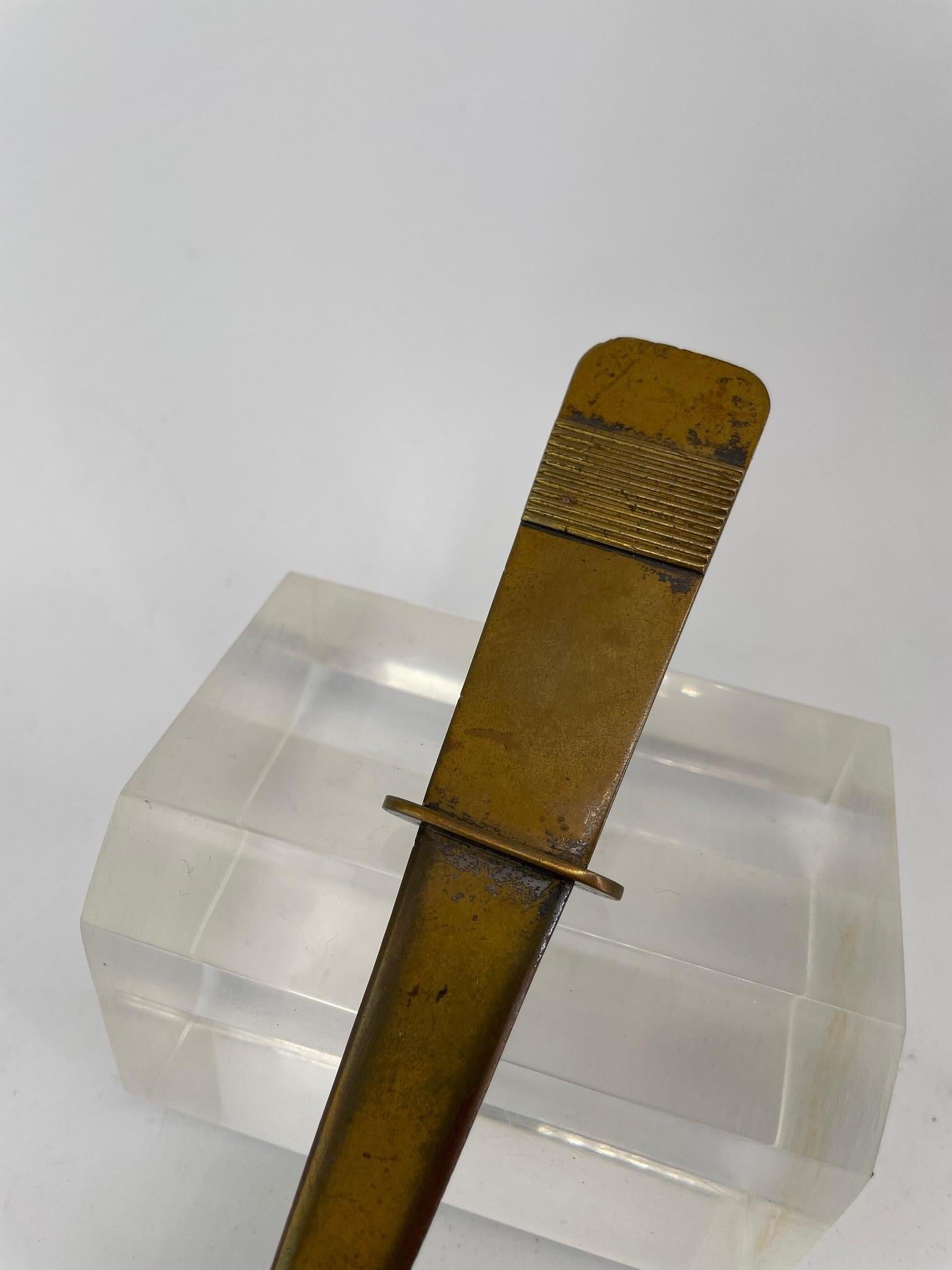 Laiton Coupe-papier moderniste abstraite en laiton cuivré comme Carl Aubock en vente