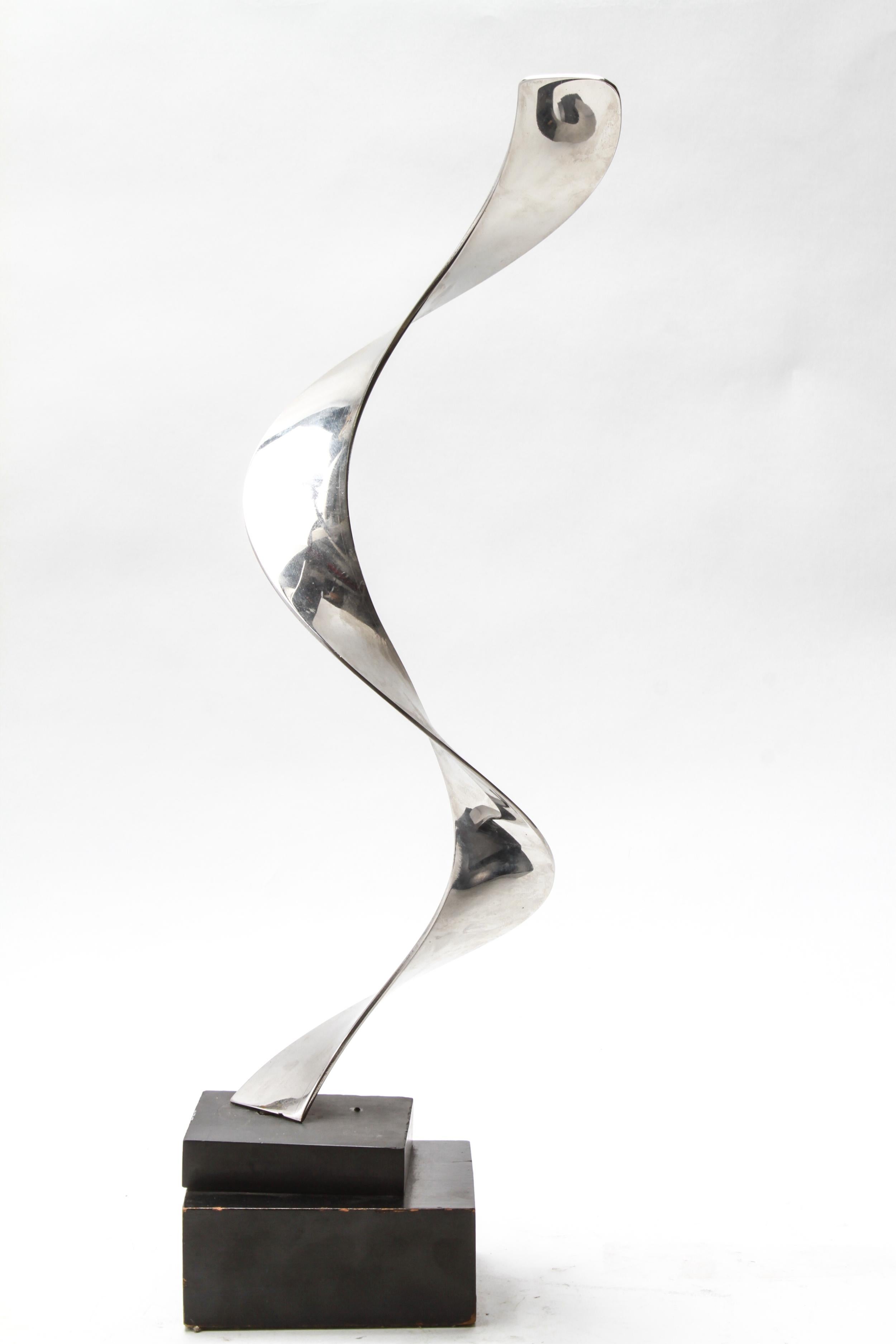 Moderne Sculpture abstraite moderniste de ruban torsadé en métal chromé en vente