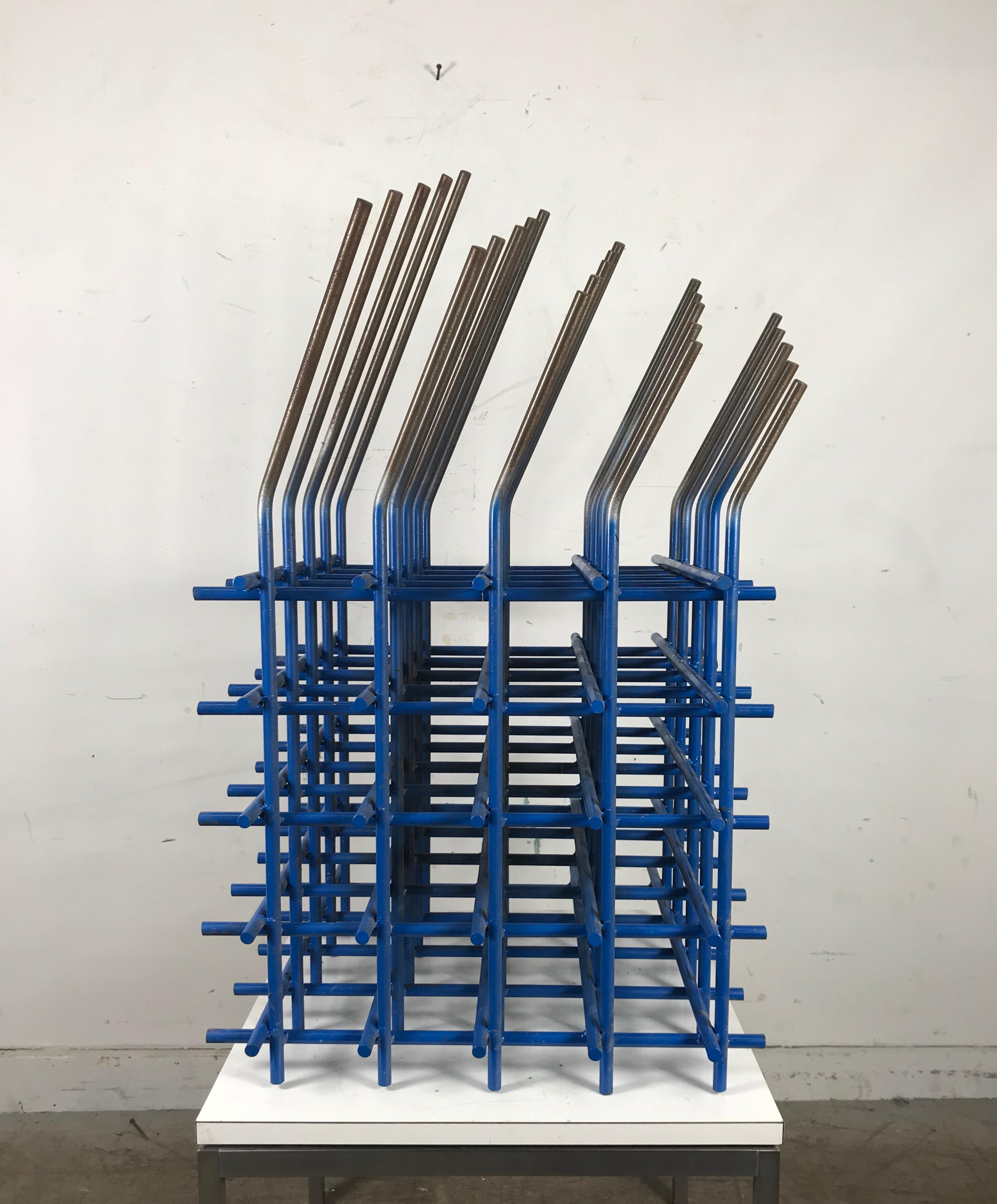 Abstrakte modernistische geschweißte Stahlskulptur „Blauer Angle“ von Robert Brock (amerikanisch) im Angebot