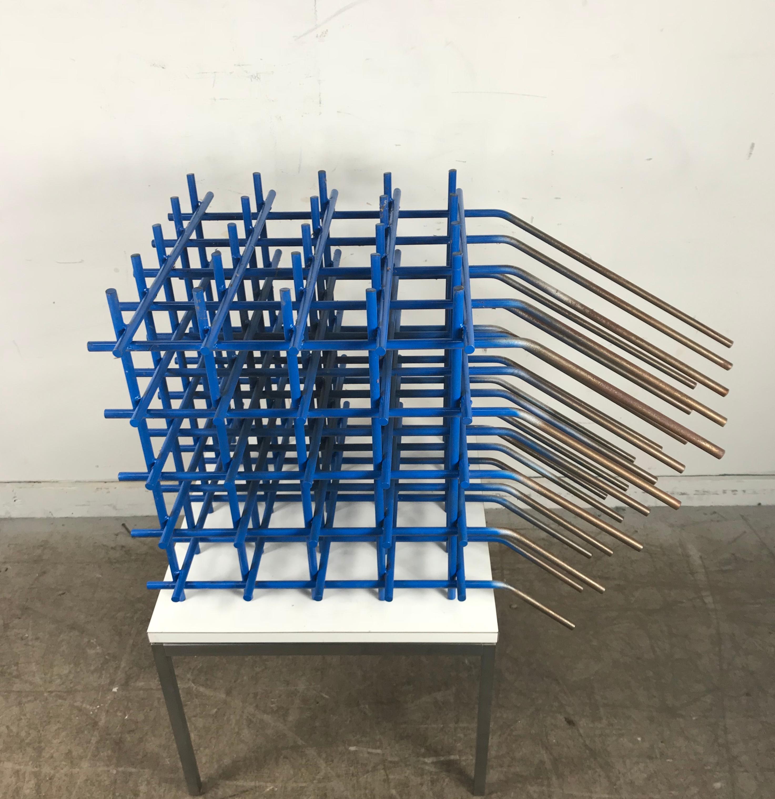 Abstrakte modernistische geschweißte Stahlskulptur „Blauer Angle“ von Robert Brock (Gemalt) im Angebot