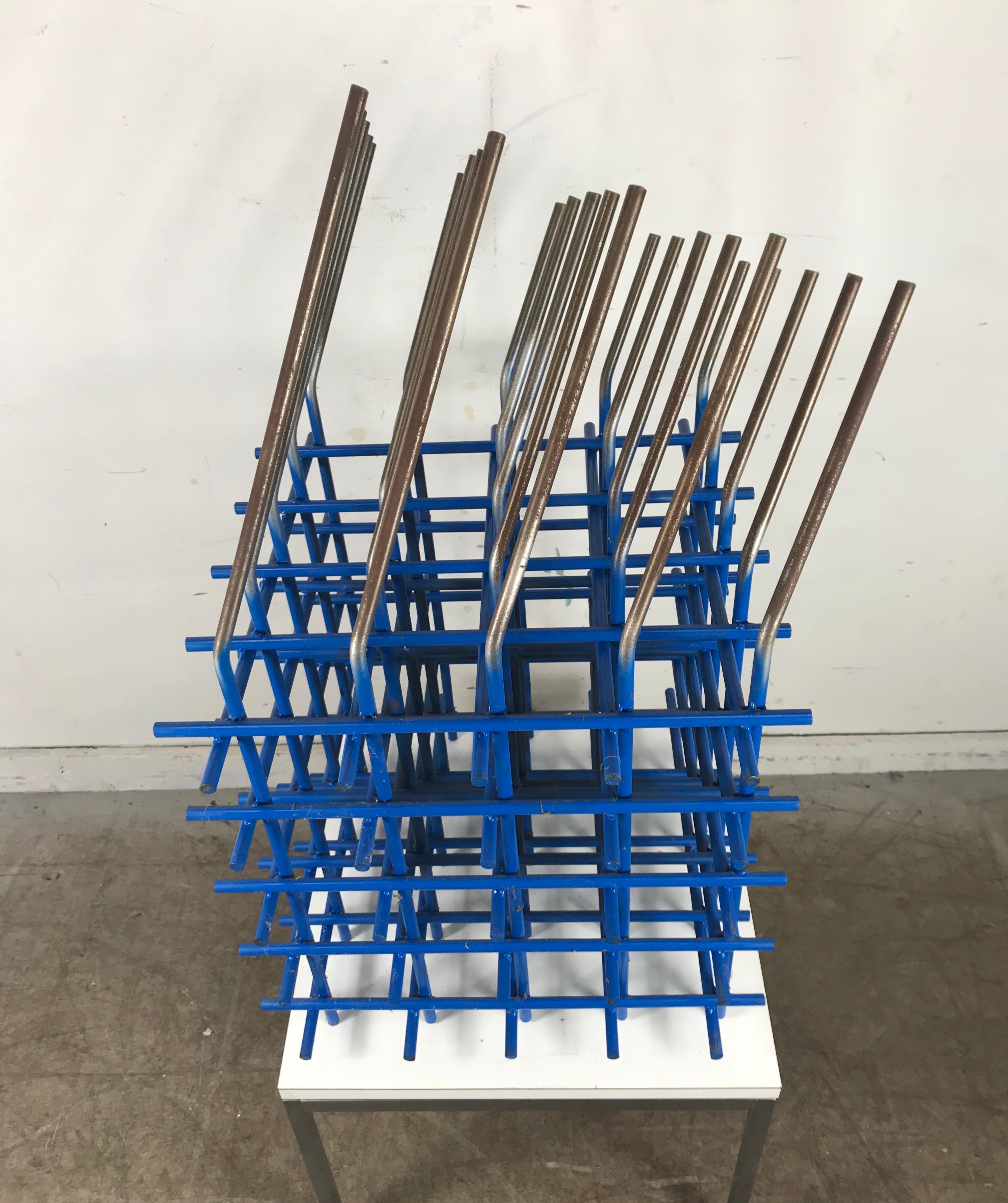 Abstrakte modernistische geschweißte Stahlskulptur „Blauer Angle“ von Robert Brock im Zustand „Gut“ im Angebot in Buffalo, NY