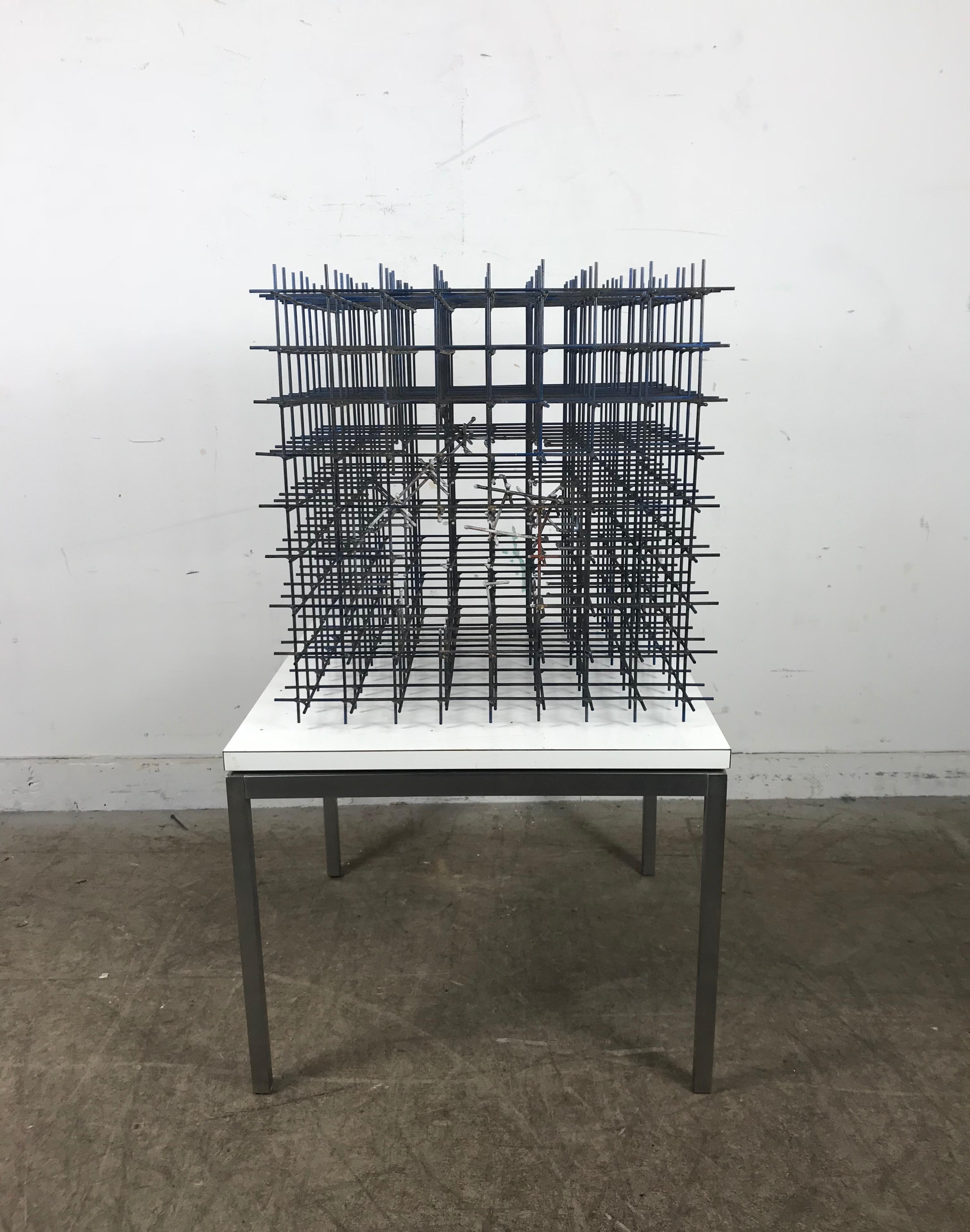 Escultura modernista abstracta de acero soldado 
