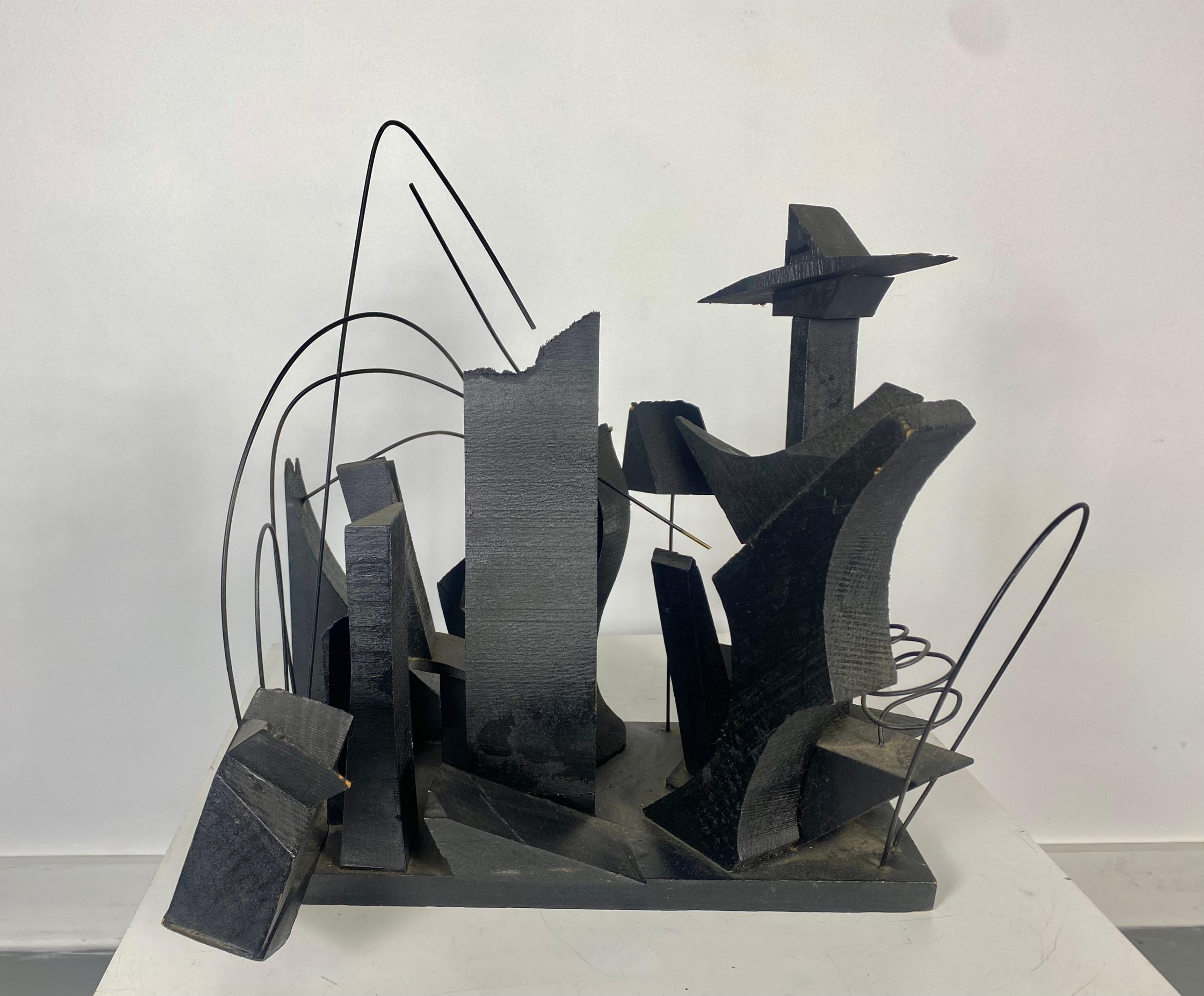 Abstrakte modernistische Skulptur aus Holz und Draht in der Art von Louise Nevelson (Unbekannt) im Angebot