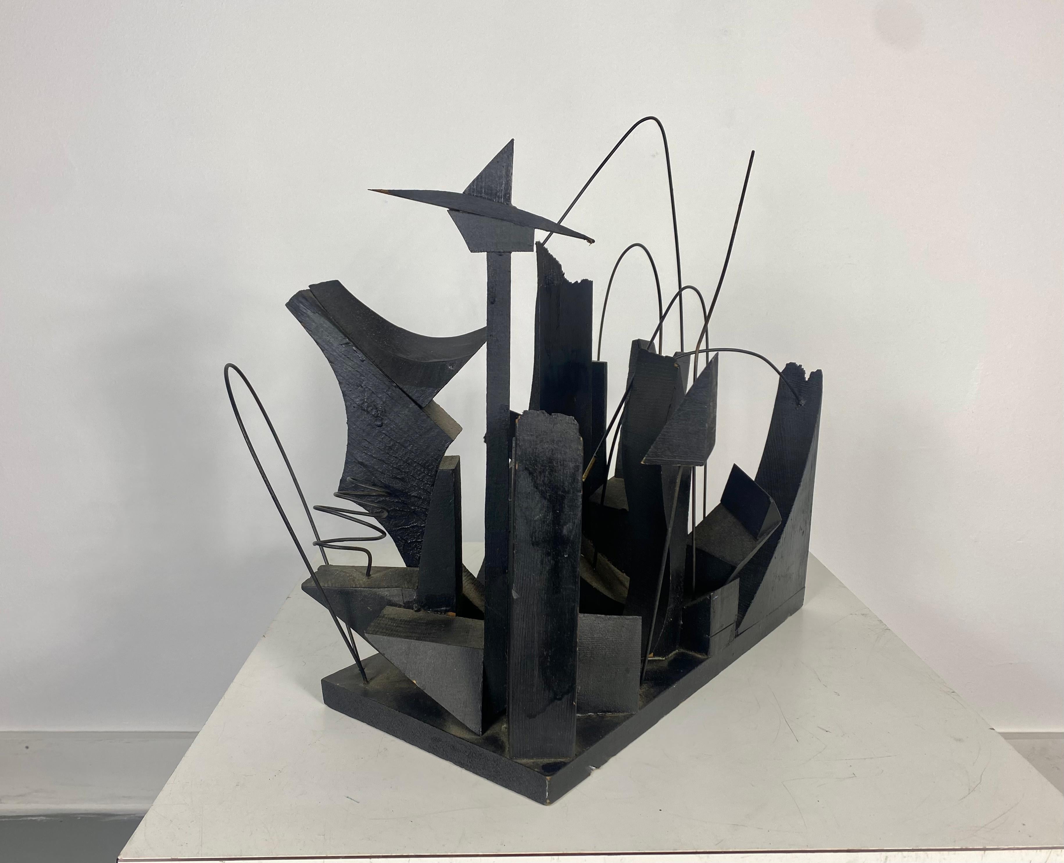 Abstrakte modernistische Skulptur aus Holz und Draht in der Art von Louise Nevelson im Angebot 1