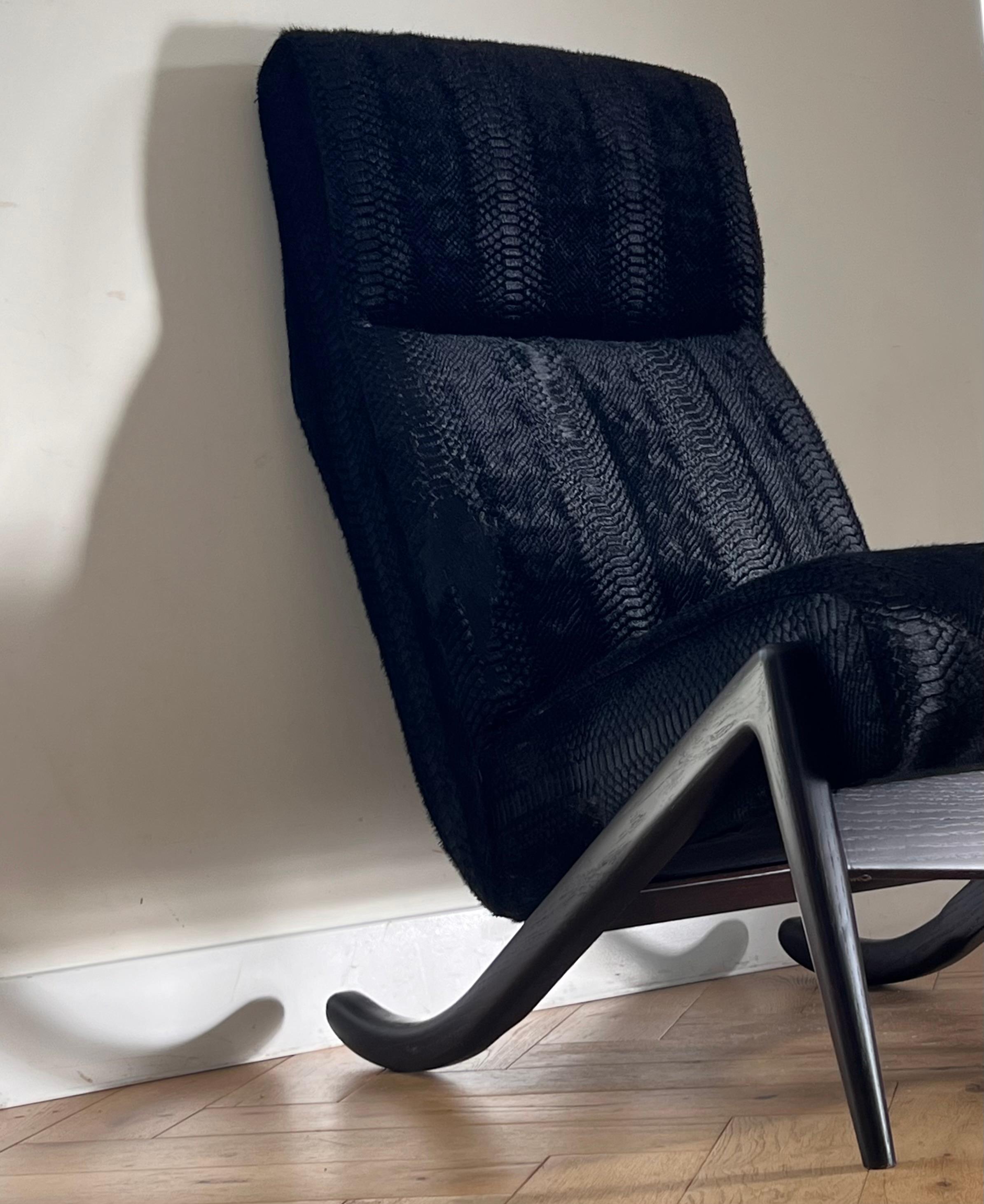 Modernistischer Akzentstuhl aus schwarzem Rindsleder und ebonisierter Eiche, Ende des 20. im Angebot 8