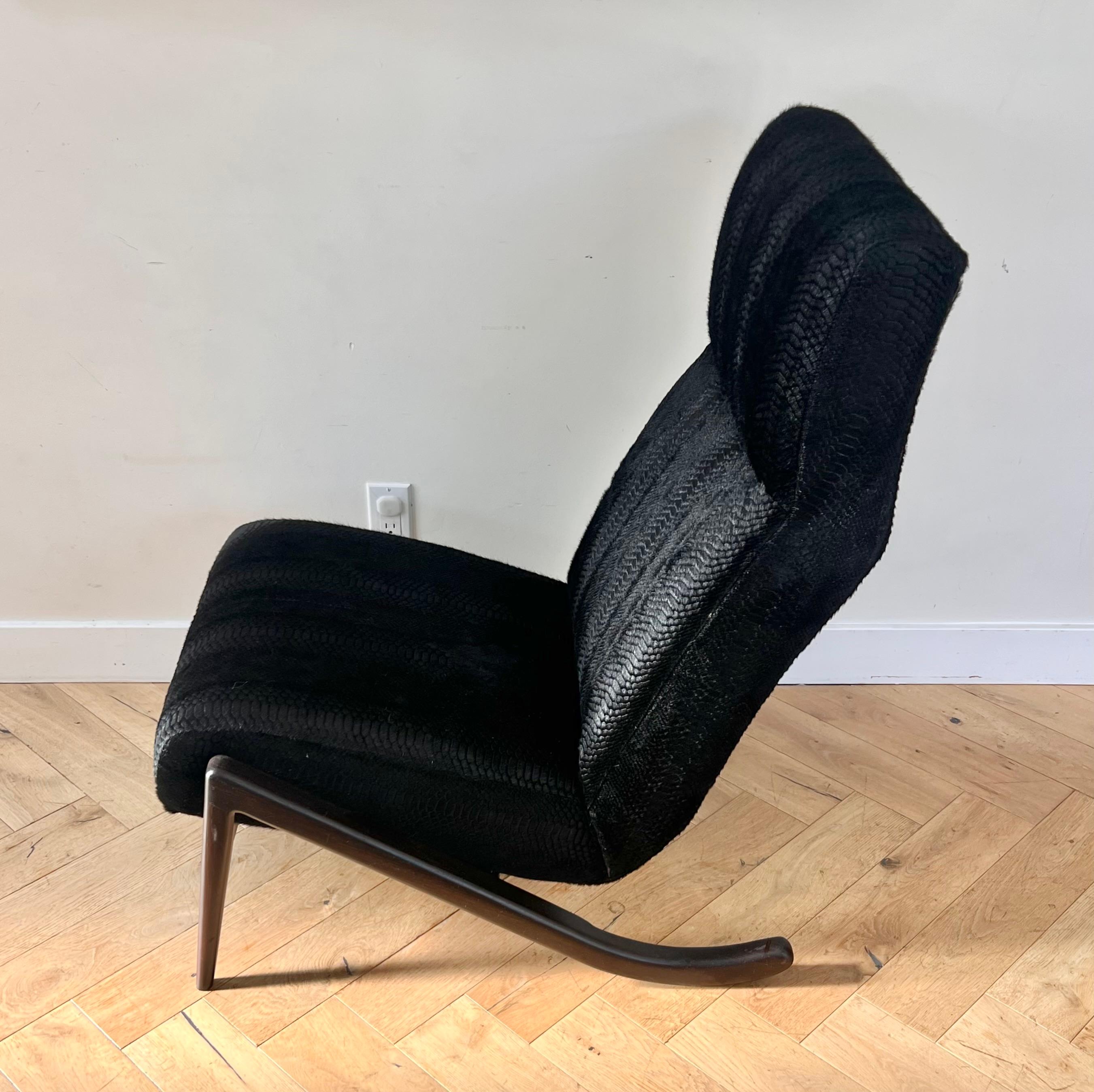 Modernistischer Akzentstuhl aus schwarzem Rindsleder und ebonisierter Eiche, Ende des 20. im Angebot 9