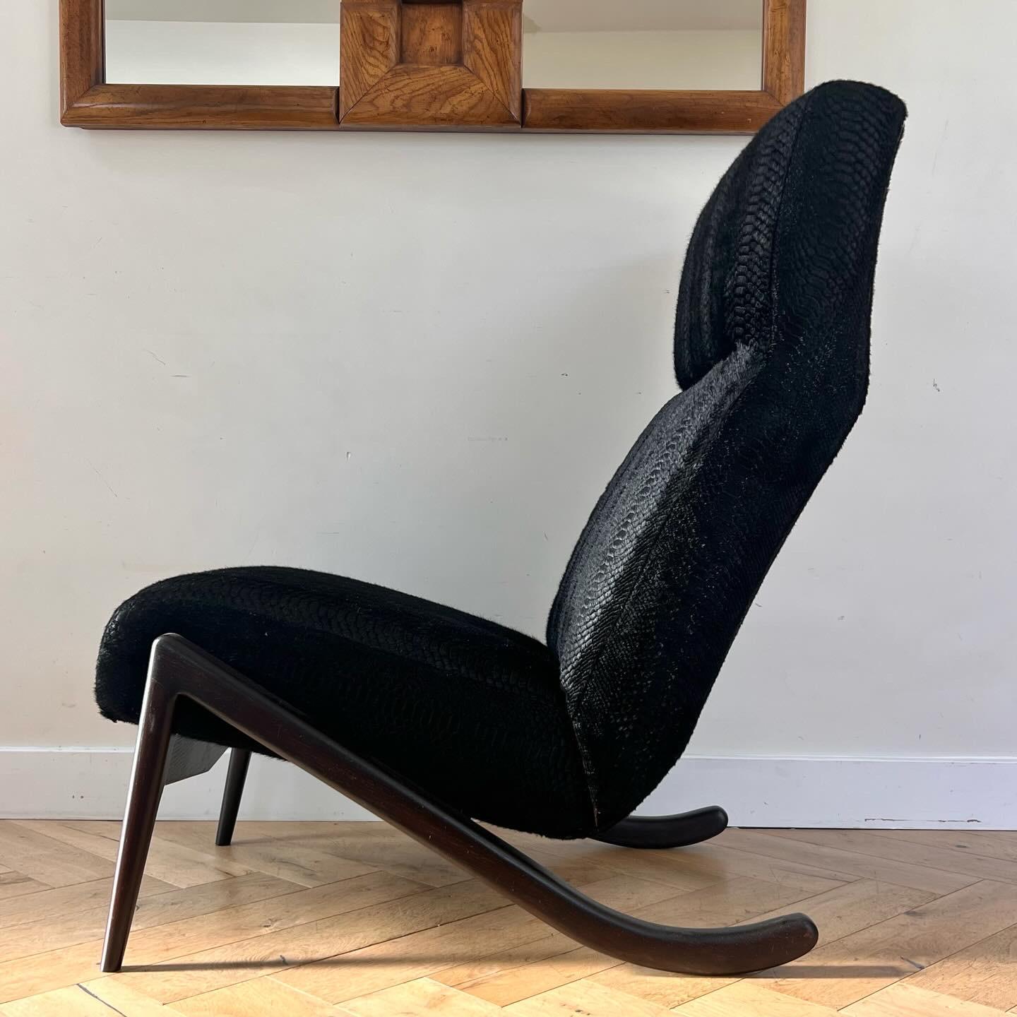 Ein modernistischer Akzentstuhl aus ebonisierter Eiche und lasergeschnittenem schwarzem Rindsleder, wahrscheinlich um das späte 20. oder sogar frühe 21. Das Eichengestell erinnert an die dänische Moderne, an die Z-förmigen Stühle von Hans Wegner