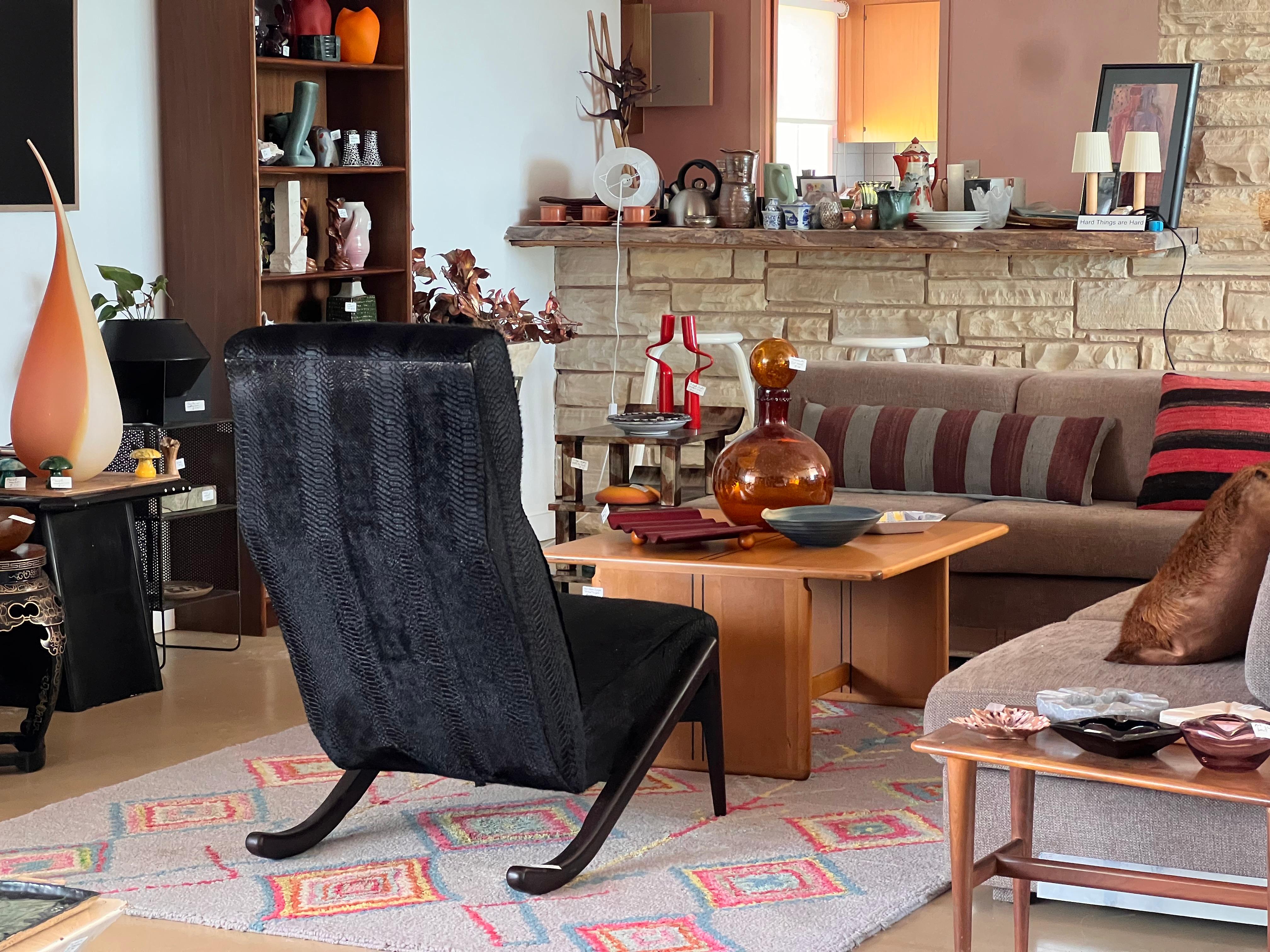 Modernistischer Akzentstuhl aus schwarzem Rindsleder und ebonisierter Eiche, Ende des 20. im Angebot 11