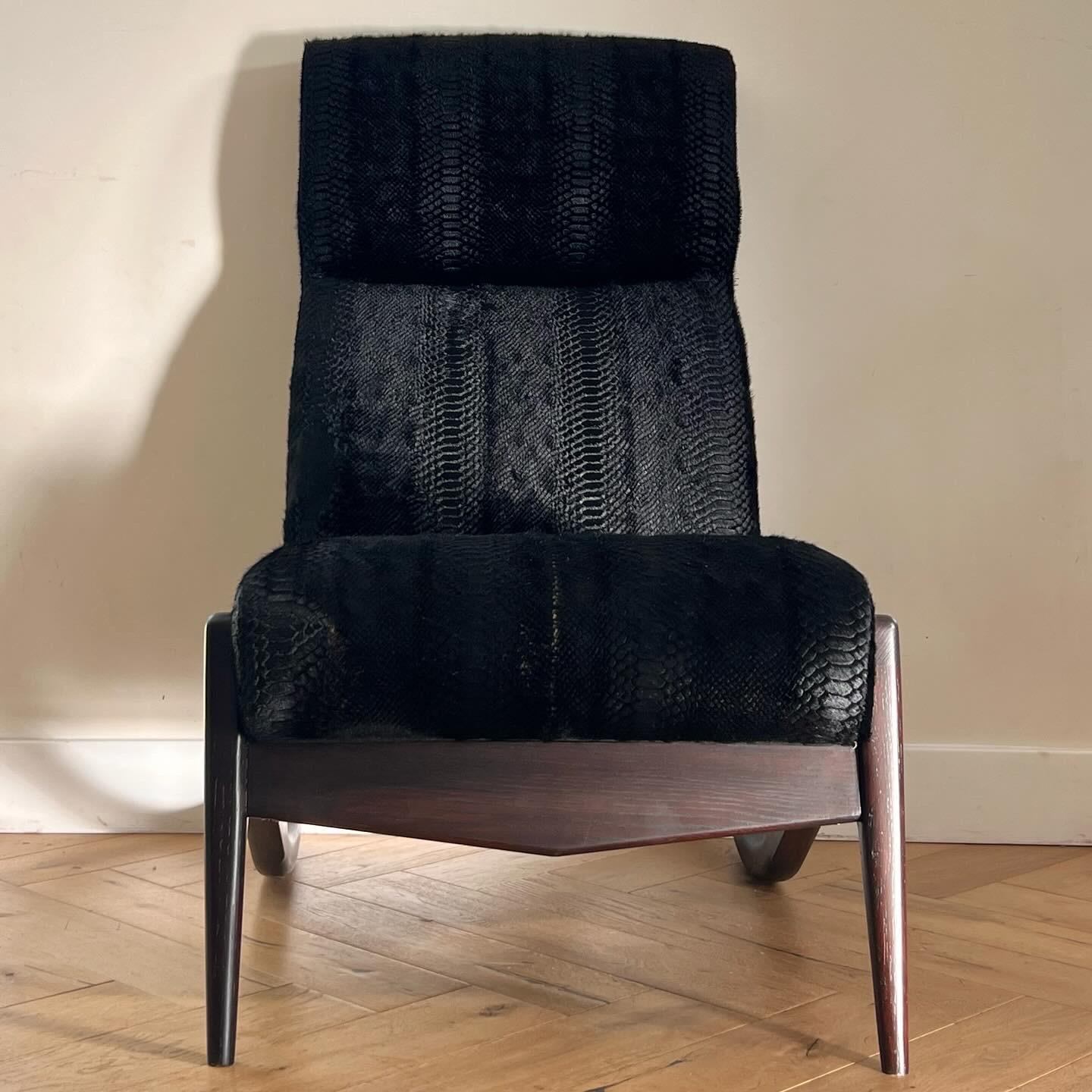 Modernistischer Akzentstuhl aus schwarzem Rindsleder und ebonisierter Eiche, Ende des 20. (Unbekannt) im Angebot