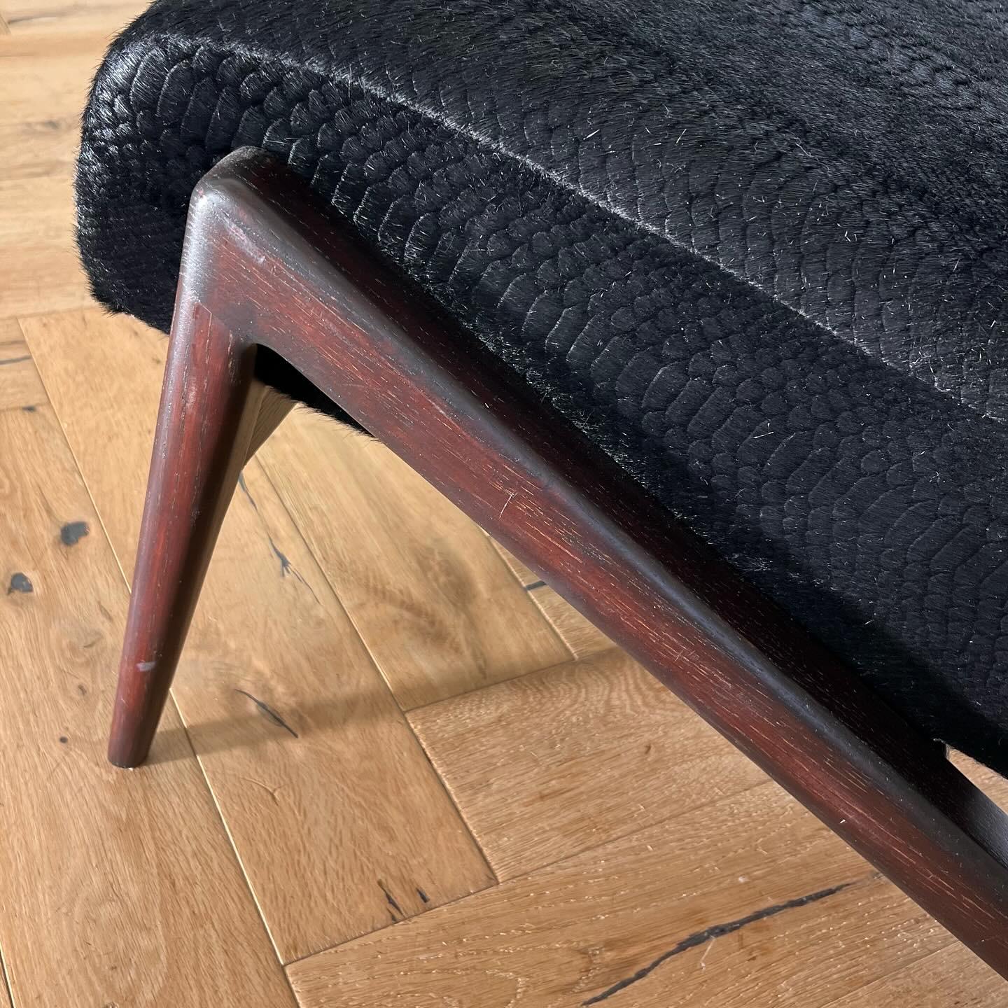 Modernistischer Akzentstuhl aus schwarzem Rindsleder und ebonisierter Eiche, Ende des 20. (Handgefertigt) im Angebot