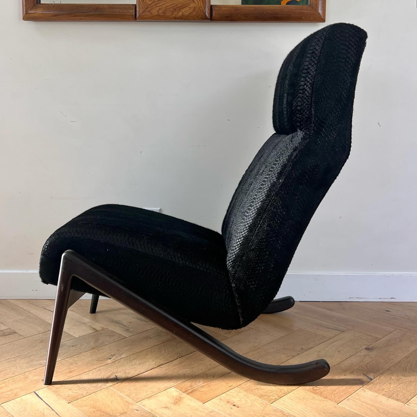 Modernistischer Akzentstuhl aus schwarzem Rindsleder und ebonisierter Eiche, Ende des 20. im Zustand „Gut“ im Angebot in View Park, CA
