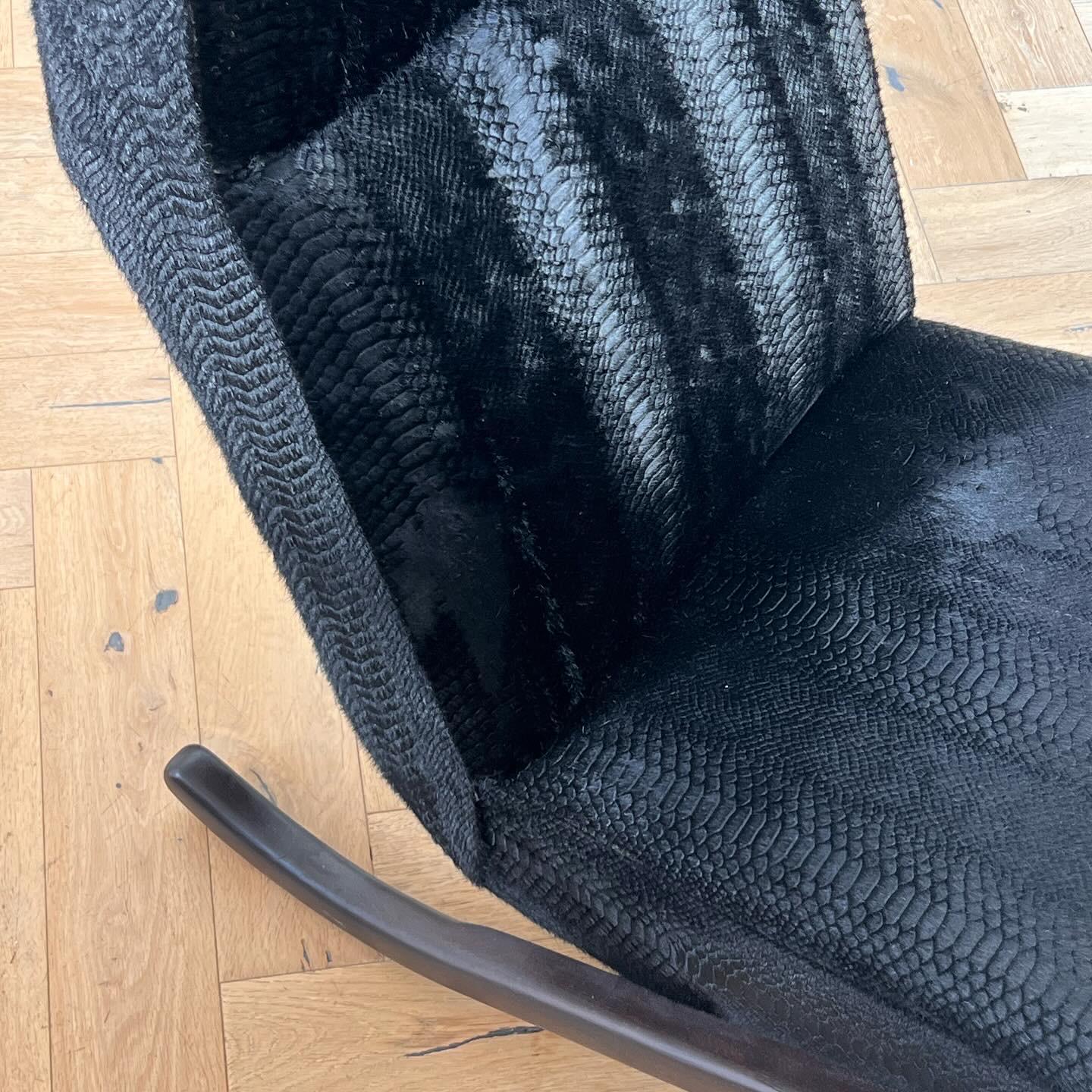 Modernistischer Akzentstuhl aus schwarzem Rindsleder und ebonisierter Eiche, Ende des 20. (Stoff) im Angebot