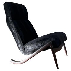 Silla de acento modernista en cuero de vaca negro y roble ebonizado, finales del siglo XX