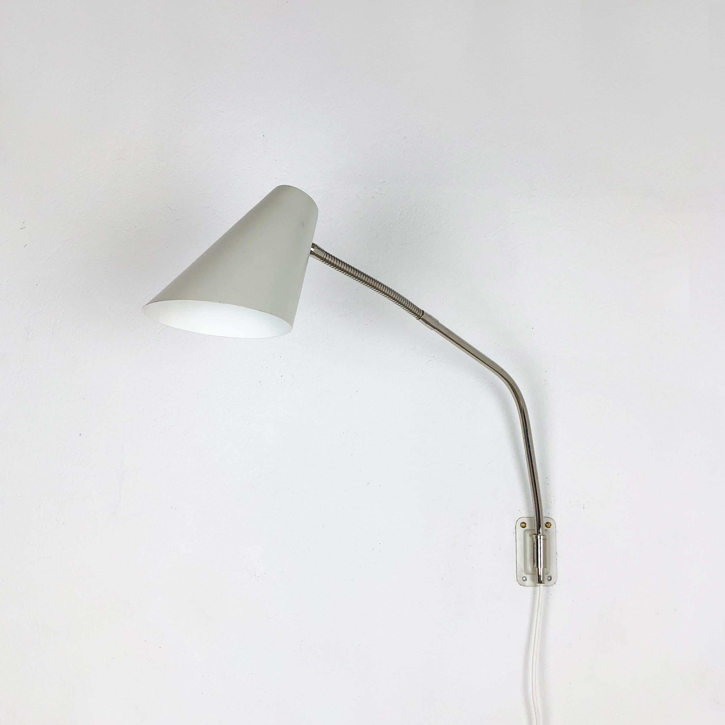 Article:

wall light


Producer:

Kaiser Leuchten, Germany


Origin:

Germany



Age:

1960s





This vintage wall light was made by German premium light producer, Kaiser Leuchten in Germany in the 1960s. The light shade is