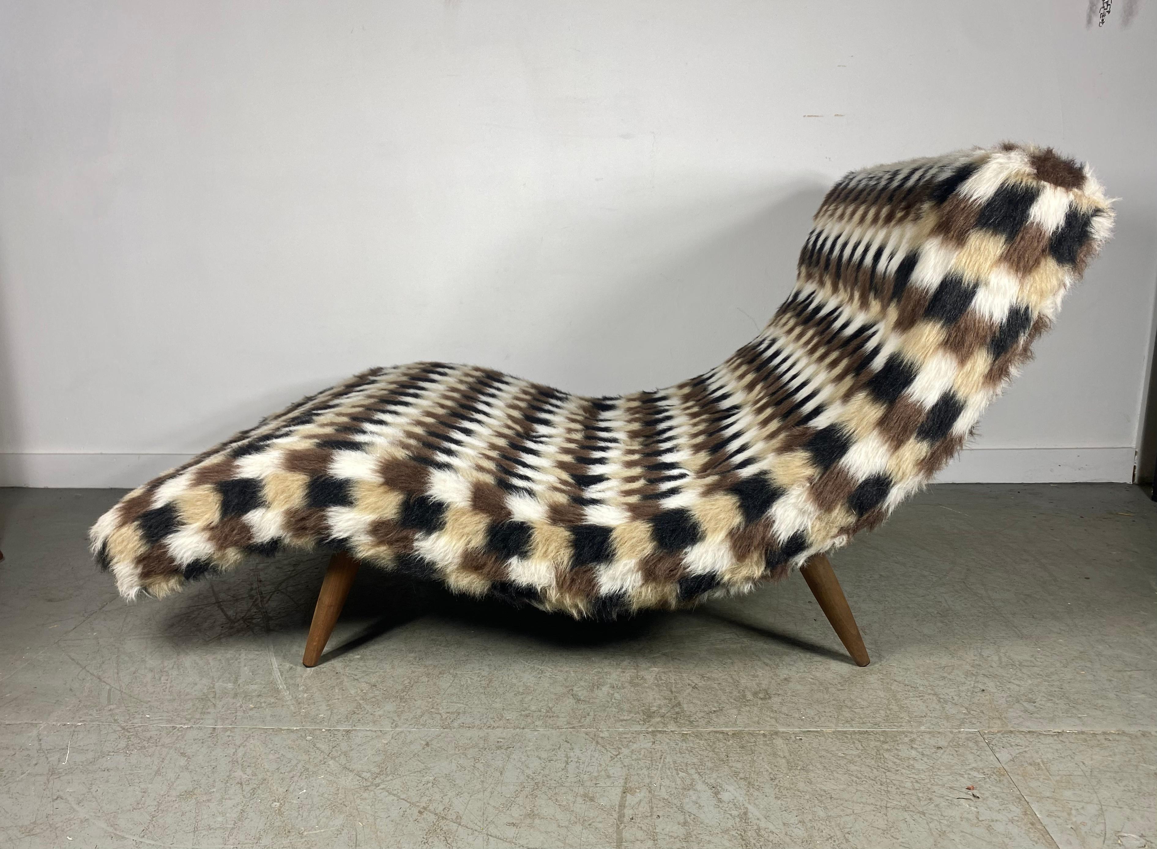 La chaise longue Wave d'Adrian Pearsall, datant de la fin des années 1960 et du début des années 1970 et conçue pour Craft Associates, a conservé son tissu géométrique noir, blanc et marron d'origine, dans un état de neuf ! Livraison en main propre