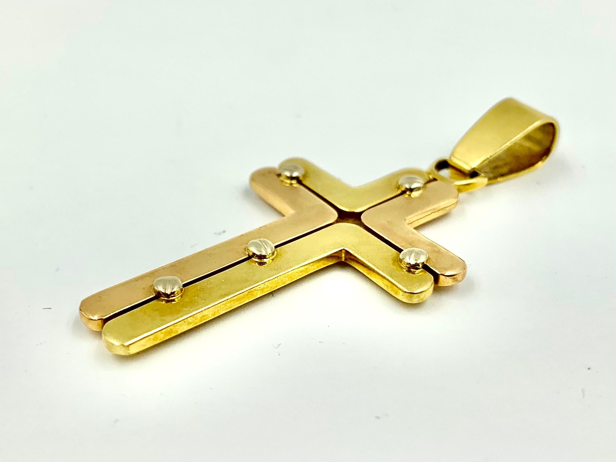 Feine italienische Modernist tri Farbe 18K Gold Kreuz von Adriano Chimento.
Kühnes, ungewöhnliches Design aus L-förmigen, massiven Platten aus Gelb- und Roségold, die durch fünf stilisierte Schrauben aus Weißgold verbunden sind. Das Industriemotiv