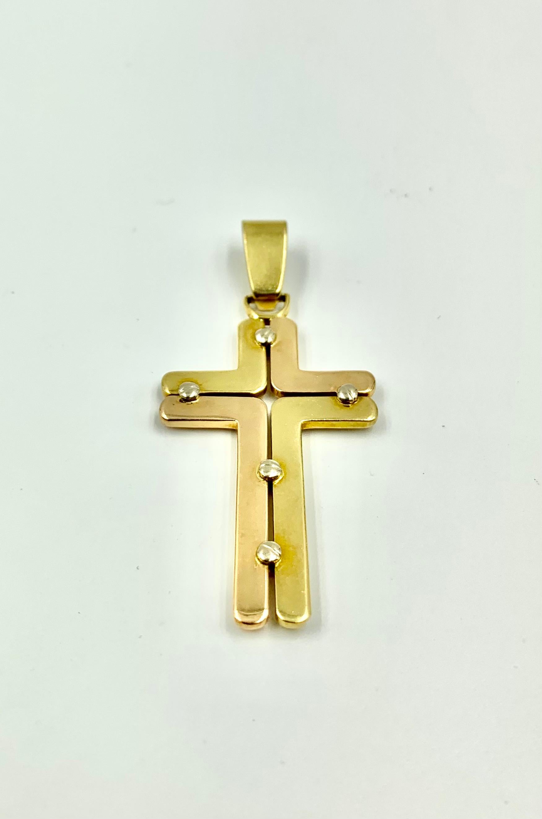 Italienisches modernistisches italienisches Kreuz von Adriano Chimento aus 18 Karat dreifarbigem Gelb-, Rosé- und Weißgold im Zustand „Gut“ in New York, NY