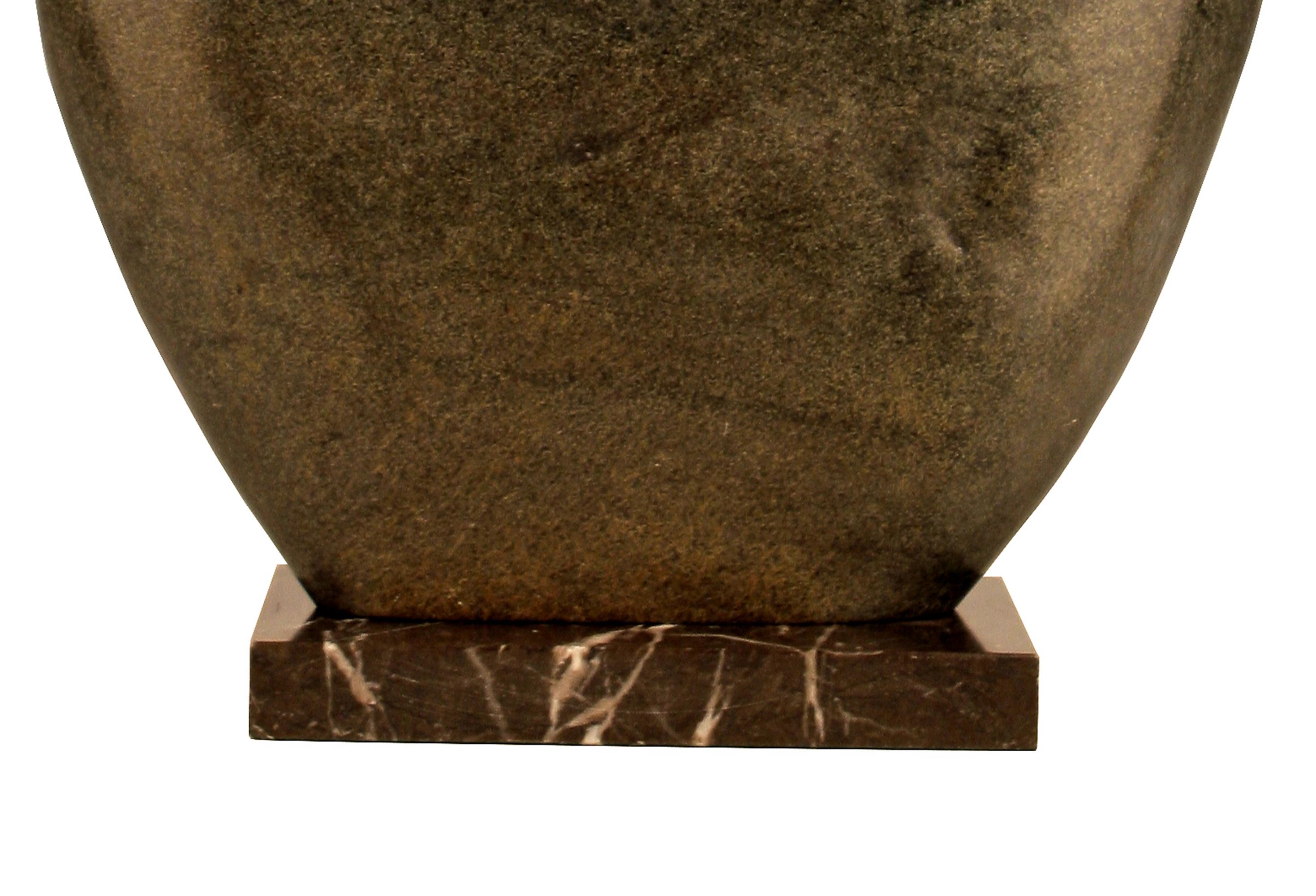 Marmo Scultura modernista di ispirazione africana in pietra tedesca lavorata a mano con base in marmo in vendita