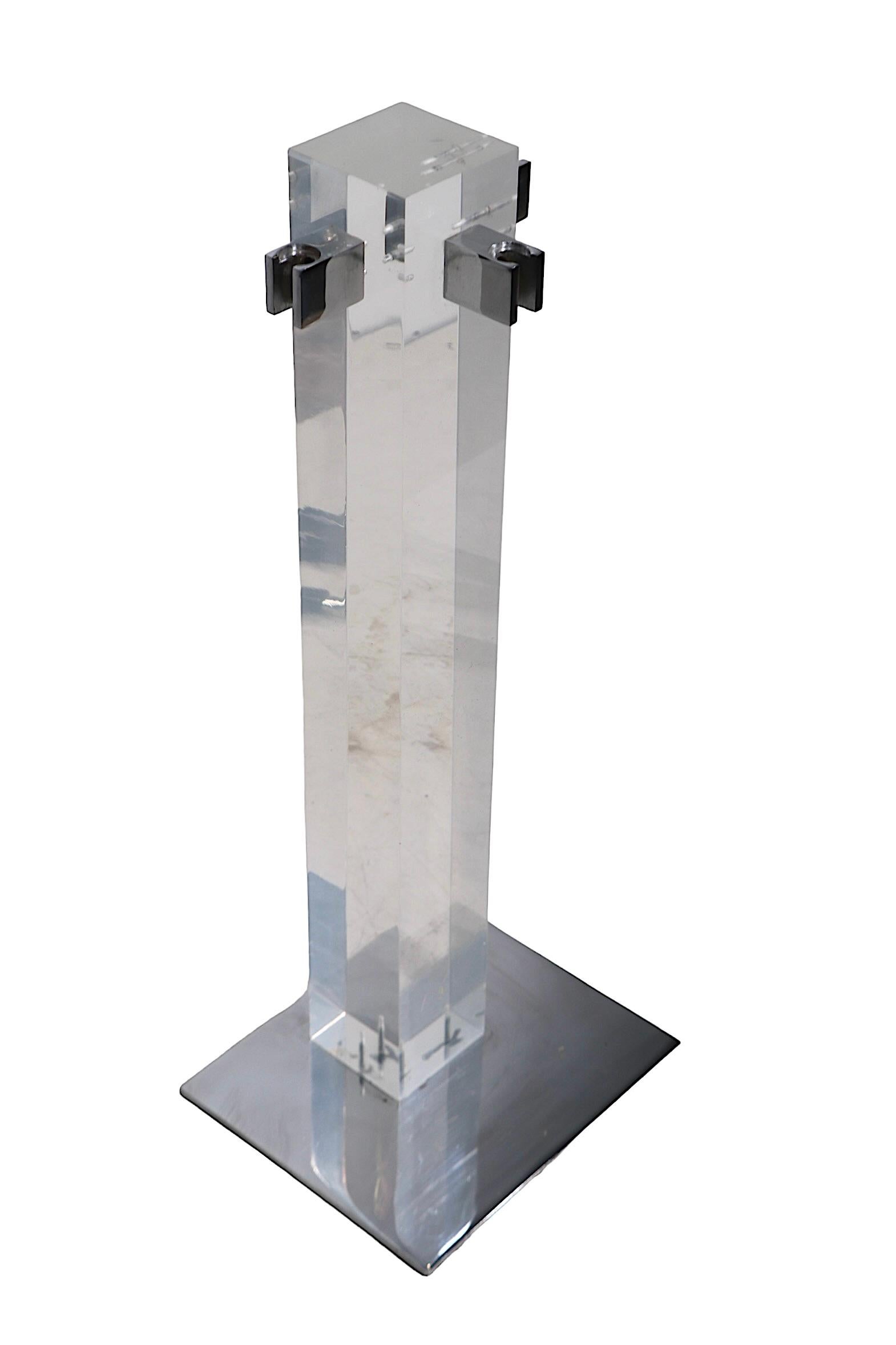 Schicker Satz modernistischer Kaminwerkzeuge, bestehend aus drei Werkzeugen, einem  Schürhaken, Bürste und Schaufel, auf einem Sockel aus Lucit und Chrom. Das Set ist in einem sehr guten, sauberen, originalen und gebrauchsfertigen Zustand und weist