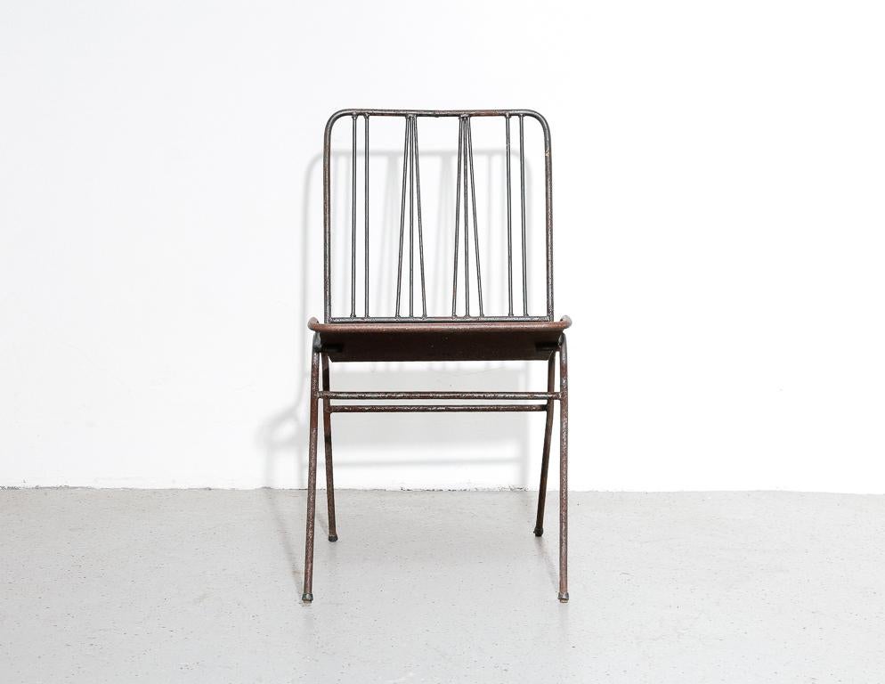 Vintage modernist steel side chair. Unpainted steel rod frame with steel sheet seat. Nice tilted-back seating position.

Measures: 17.75