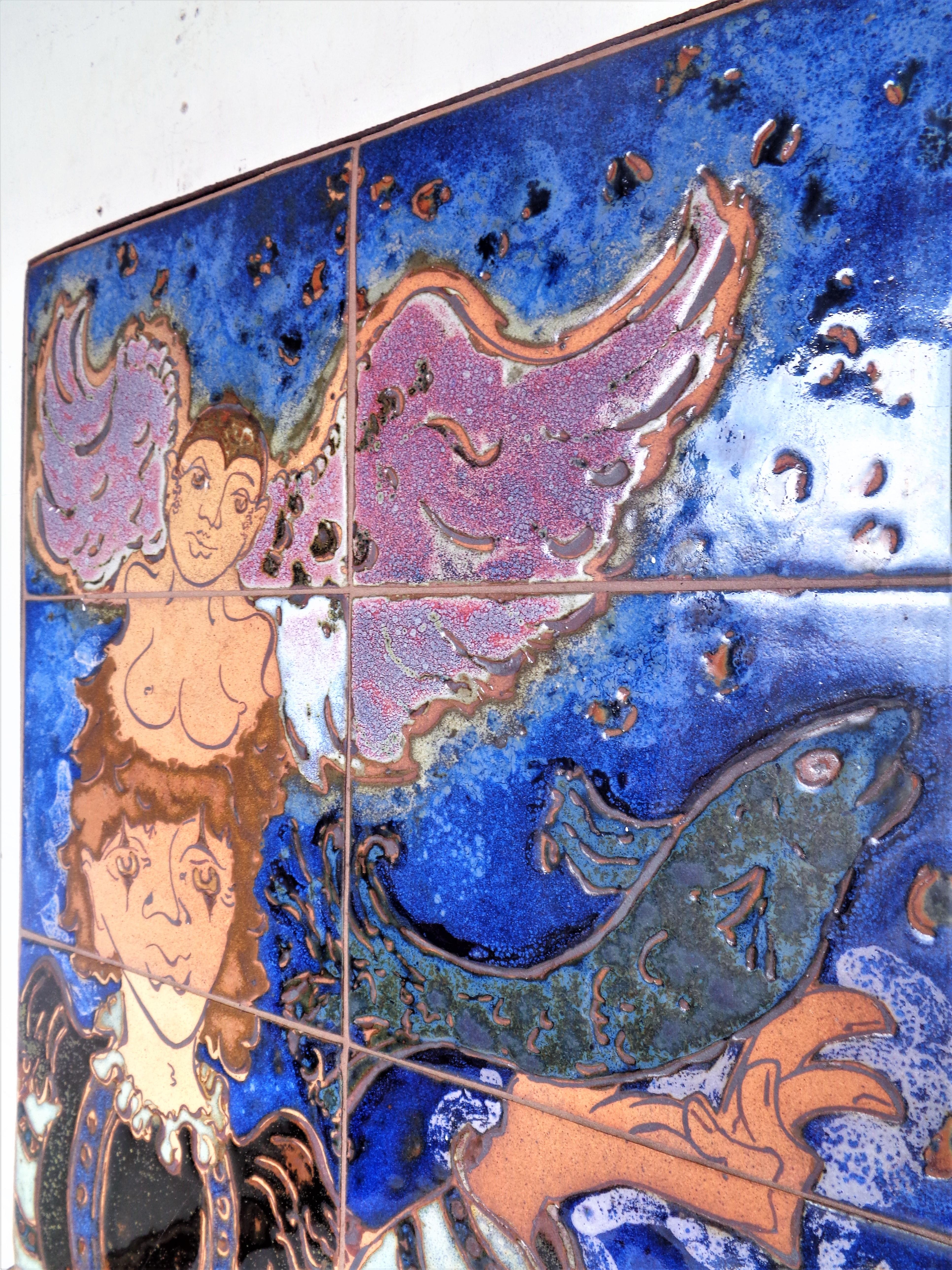 Ein handgefertigtes, handbemaltes, brillant glasiertes Keramikfliesen-Wandtafelgemälde, das in den originalen, handgeschmiedeten und genieteten Eisenrahmen montiert ist. Eine modernistische, allegorische, figurative Landschaft, die aus zehn Fliesen