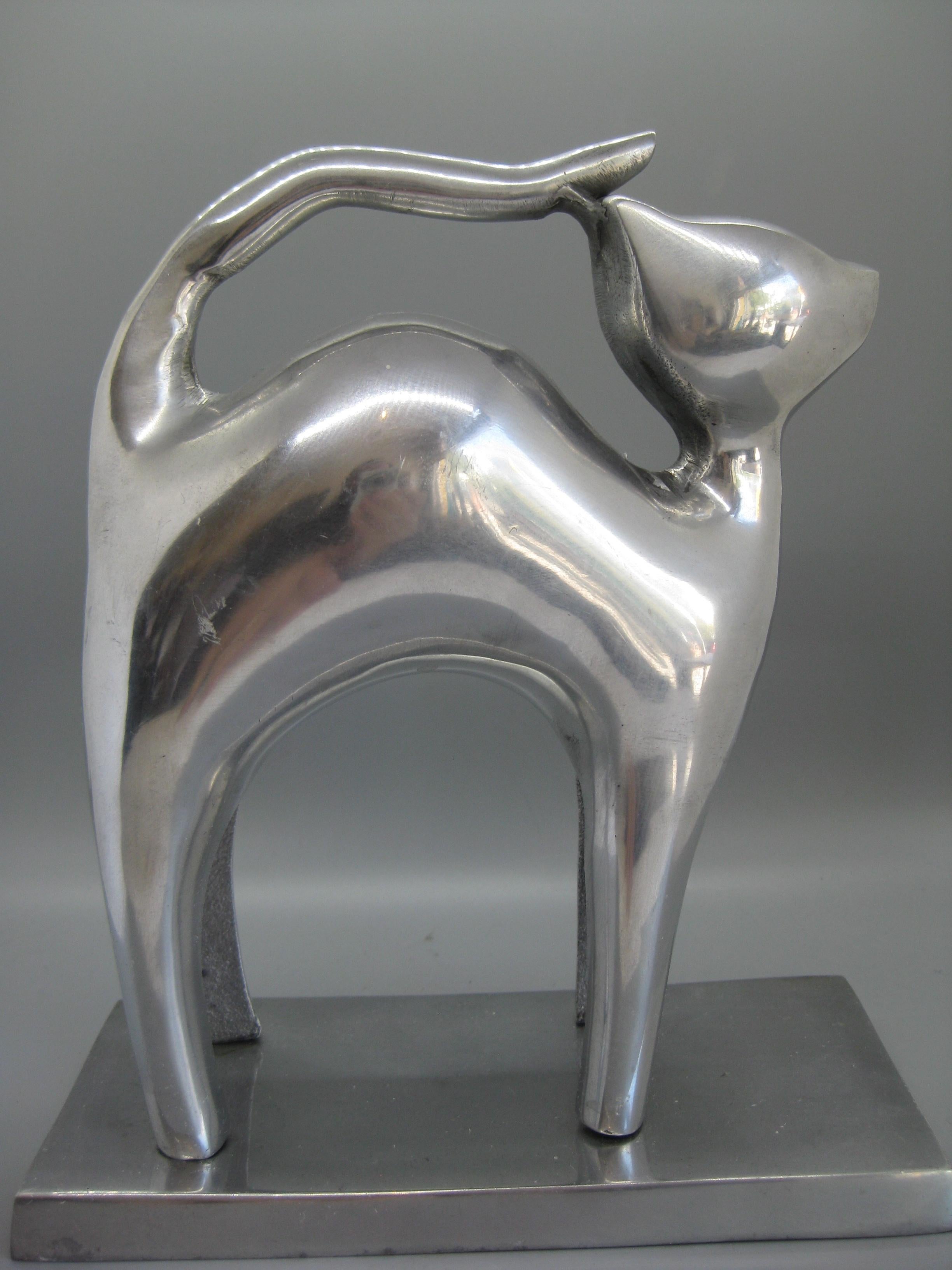 Wonderful modernist cast aluminum cat sculpture. No artist signatures or marks. Great form and design. Has a nice patina and can be polished if desired. Wobbles a little when on a flat surface. In overall very nice condition. Measures: approximate 8