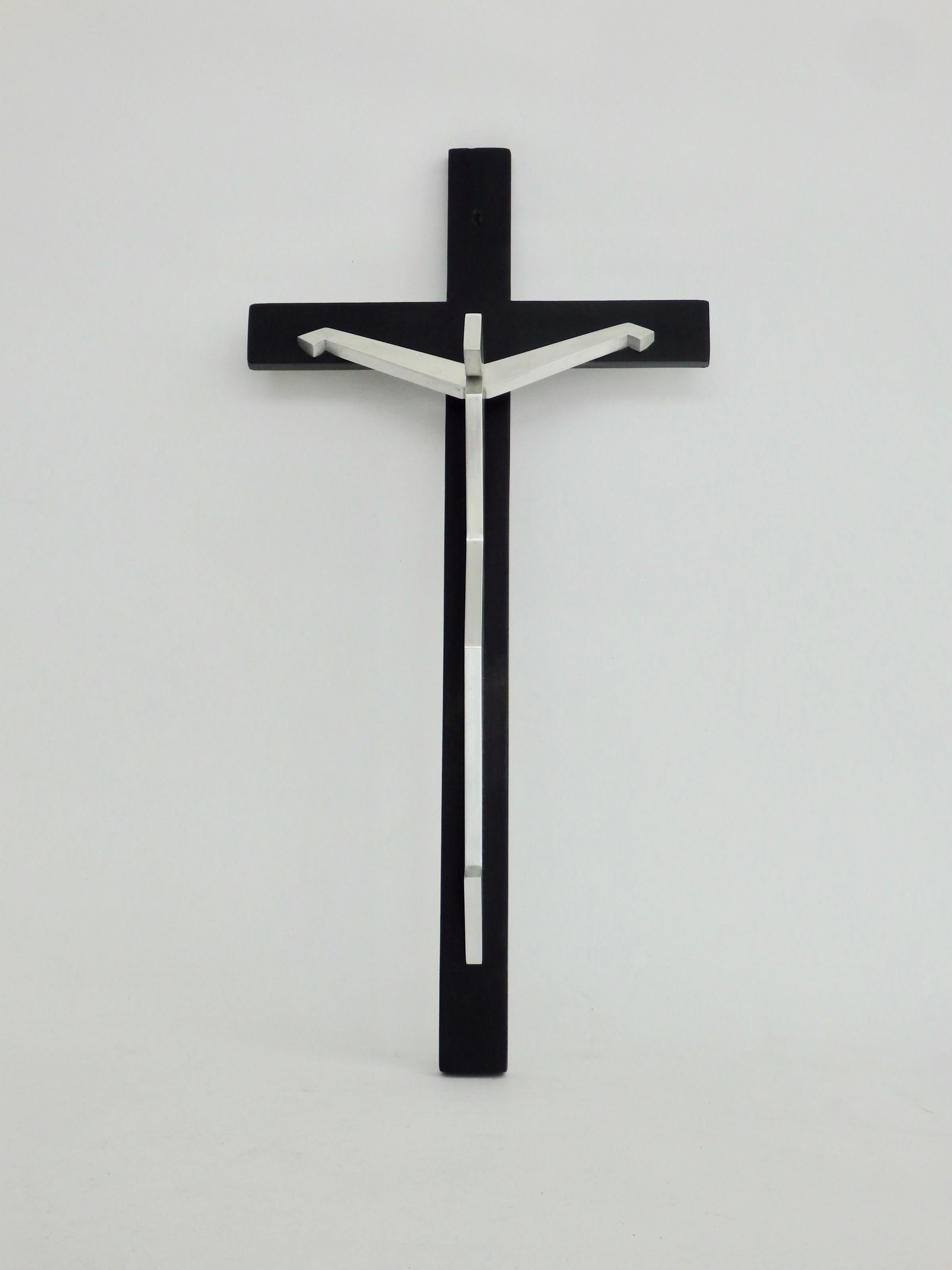 Mid-Century Modern Crucifix moderniste en aluminium avec croix ébénisée en vente