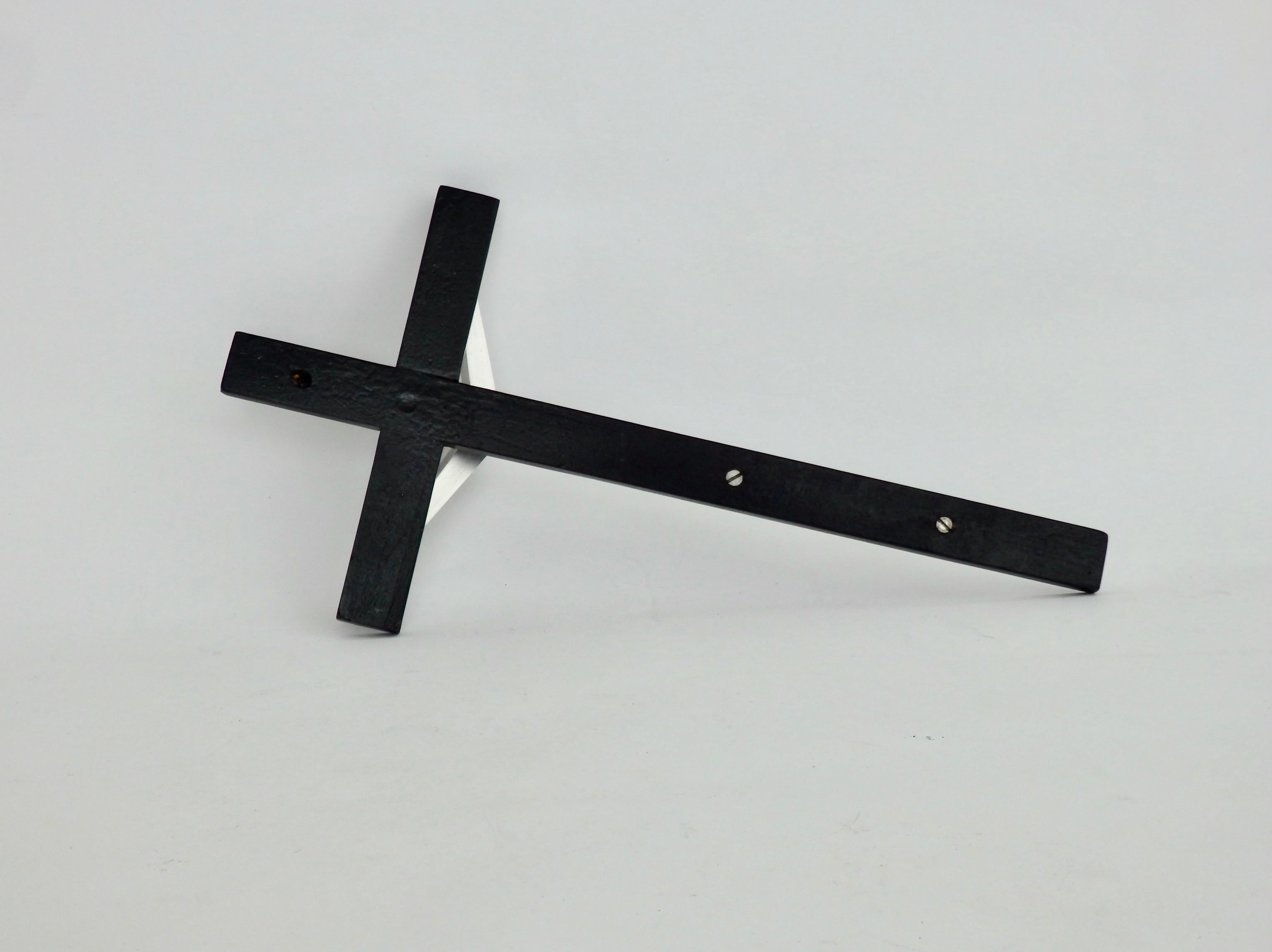 Ébénisé Crucifix moderniste en aluminium avec croix ébénisée en vente