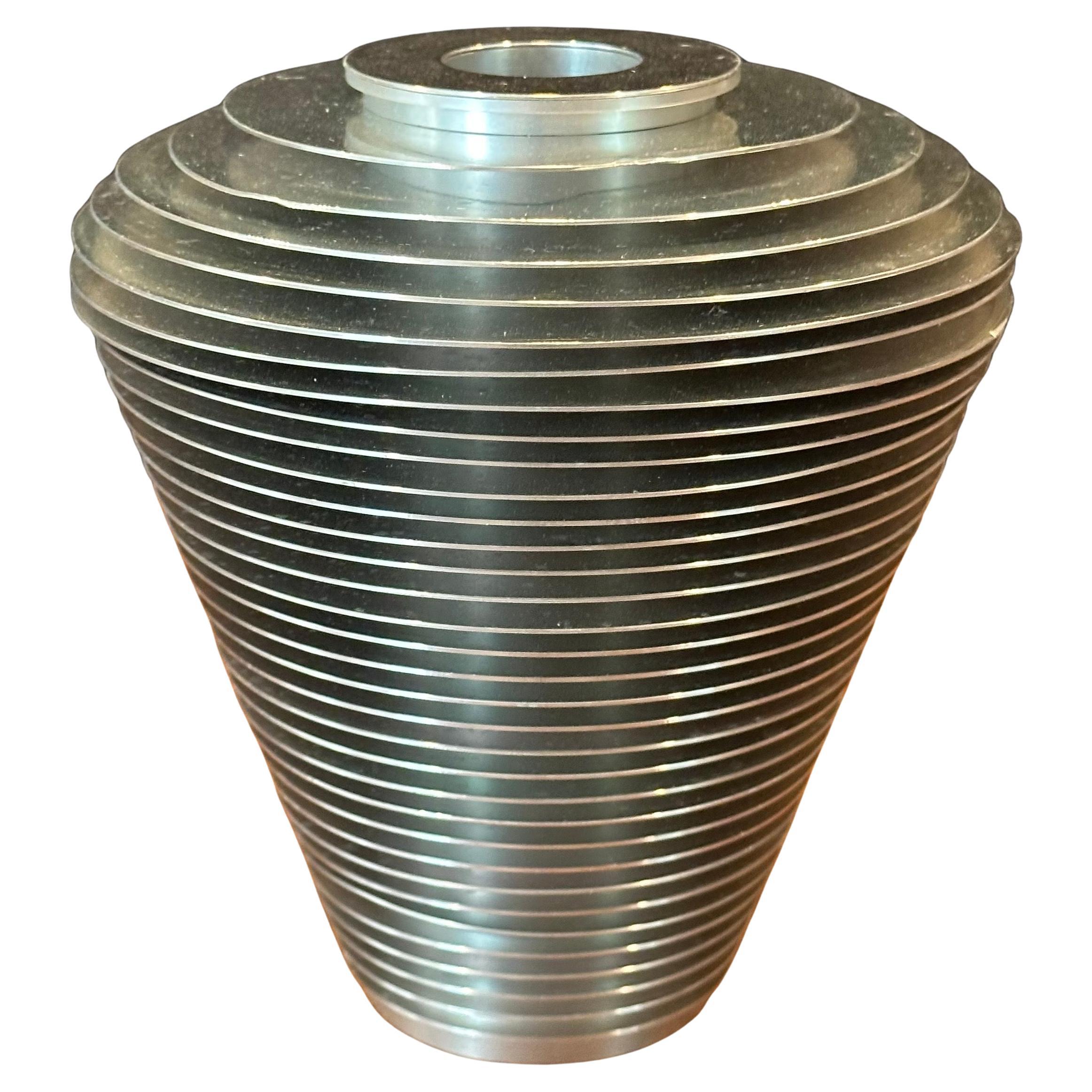 Vase moderniste en anneau d'aluminium 