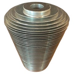 Jarrón modernista de aluminio anular "Satélite / Saturno" de Avedis Baghsarian