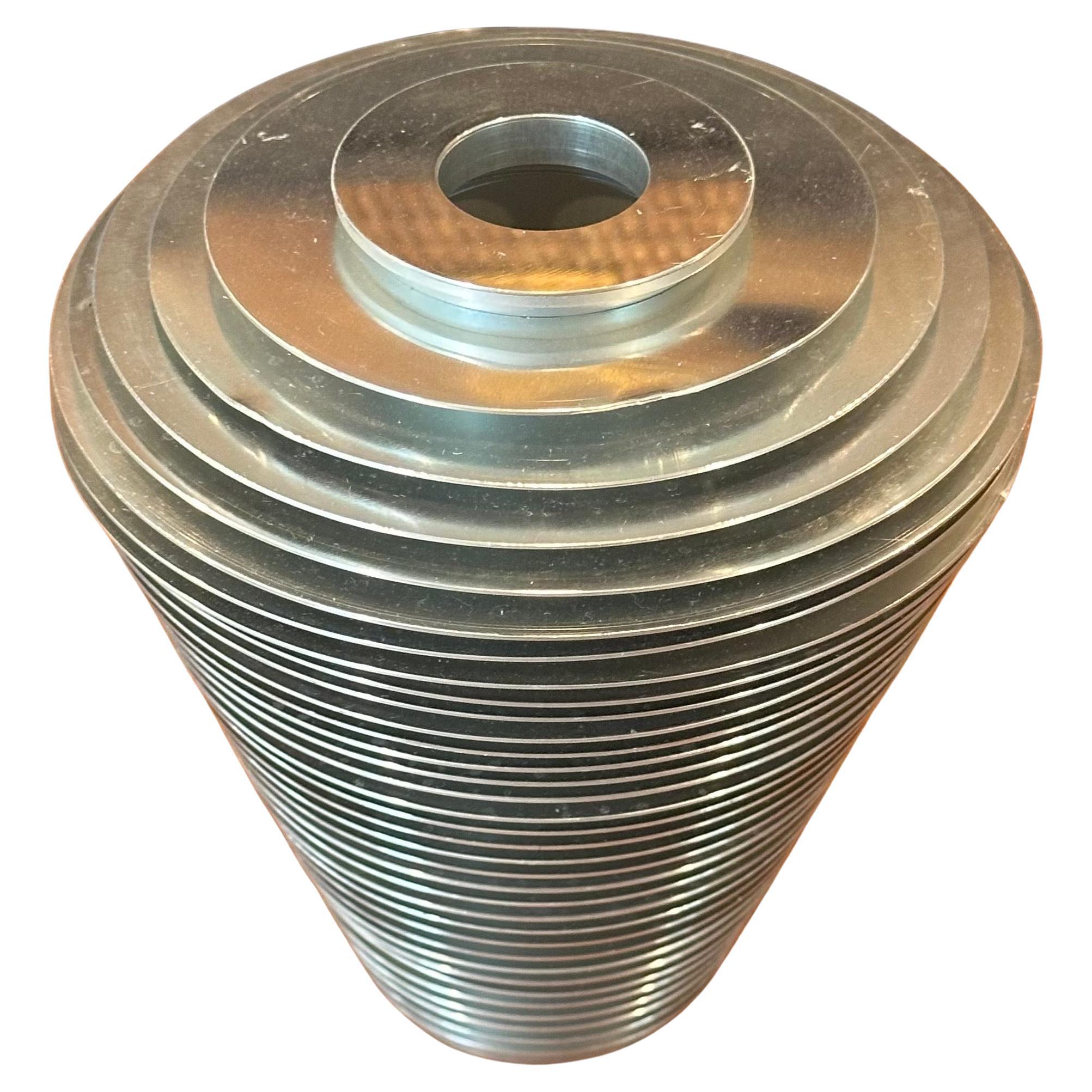 Mid-Century Modern Vase moderniste en anneau d'aluminium 
