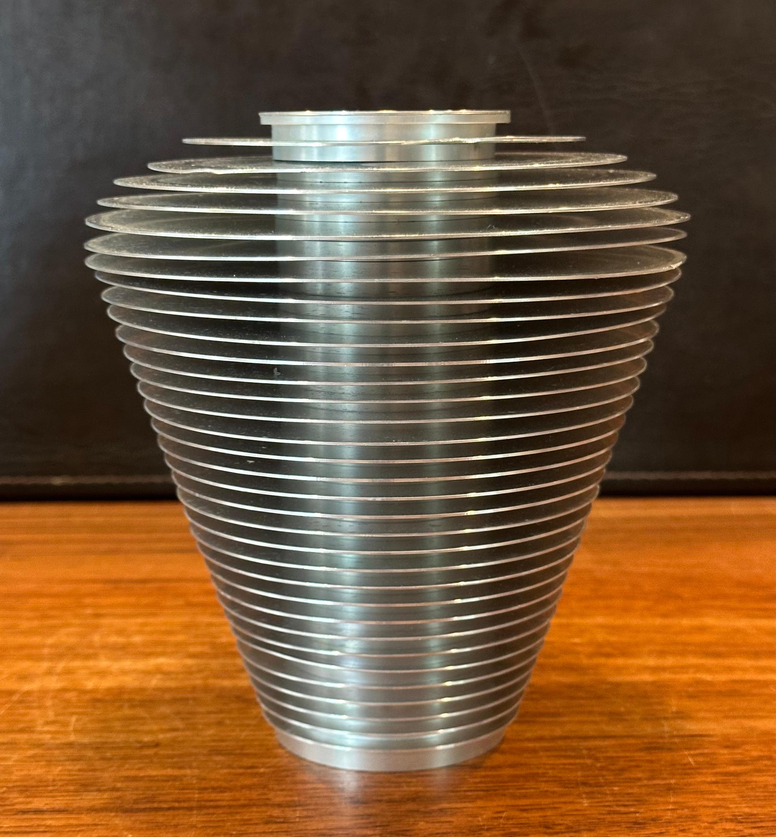 Vase moderniste en anneau d'aluminium 