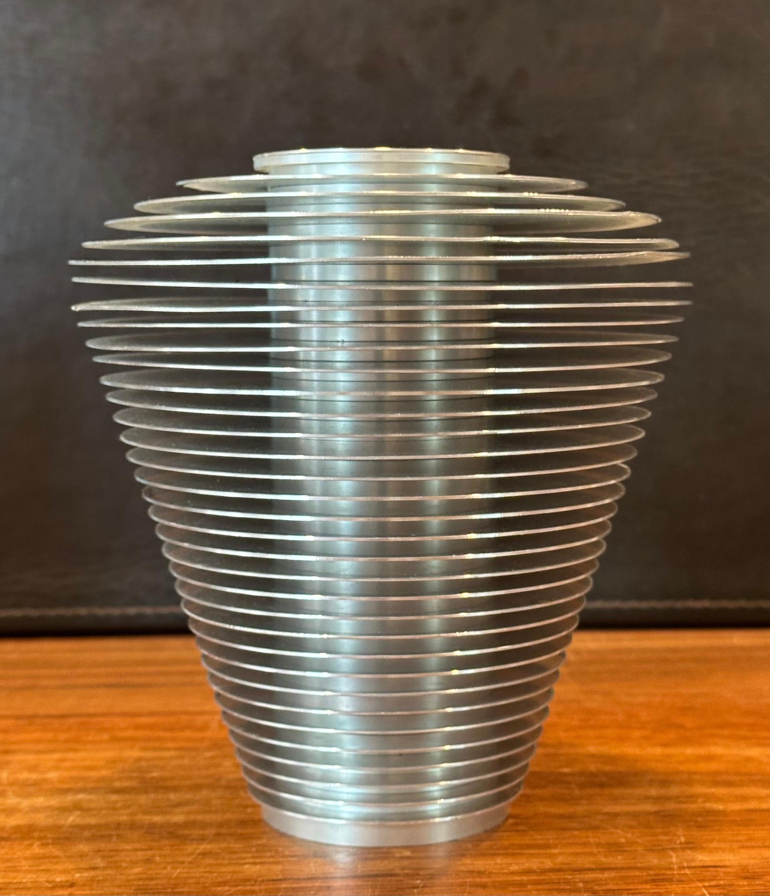 20ième siècle Vase moderniste en anneau d'aluminium 