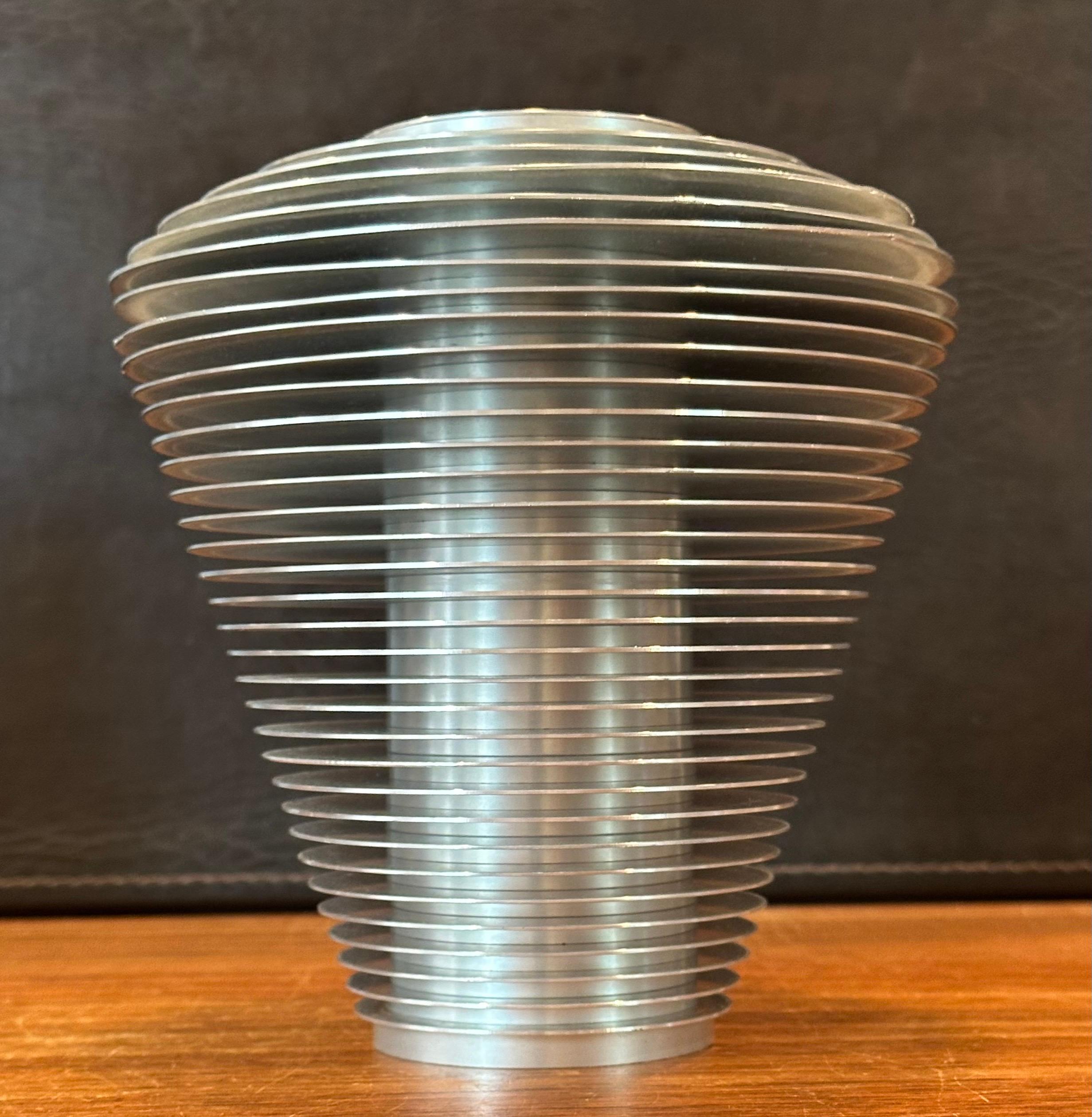 Vase moderniste en anneau d'aluminium 