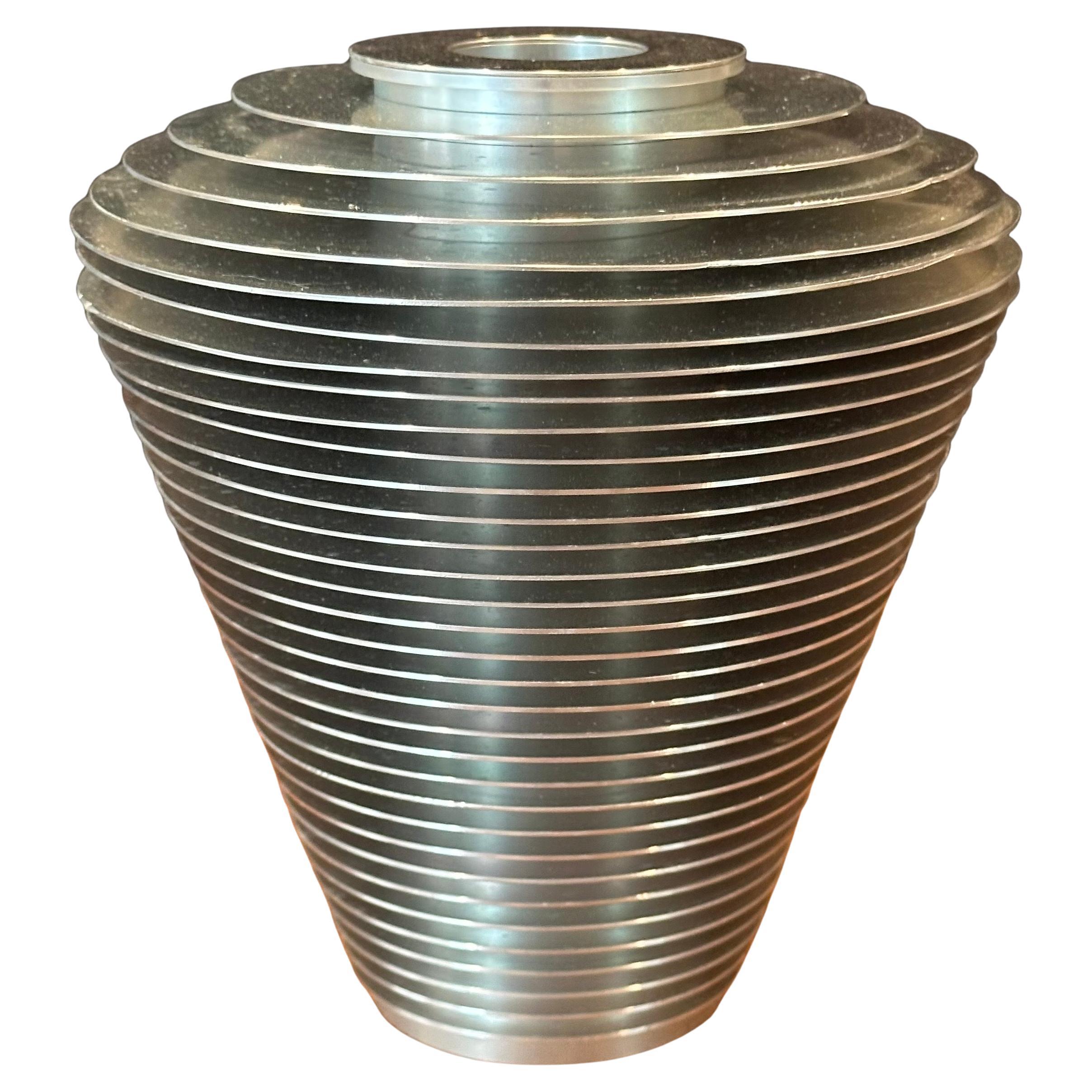 Vase moderniste en anneau d'aluminium "Satellite / Saturne" par Avedis Baghsarian en vente
