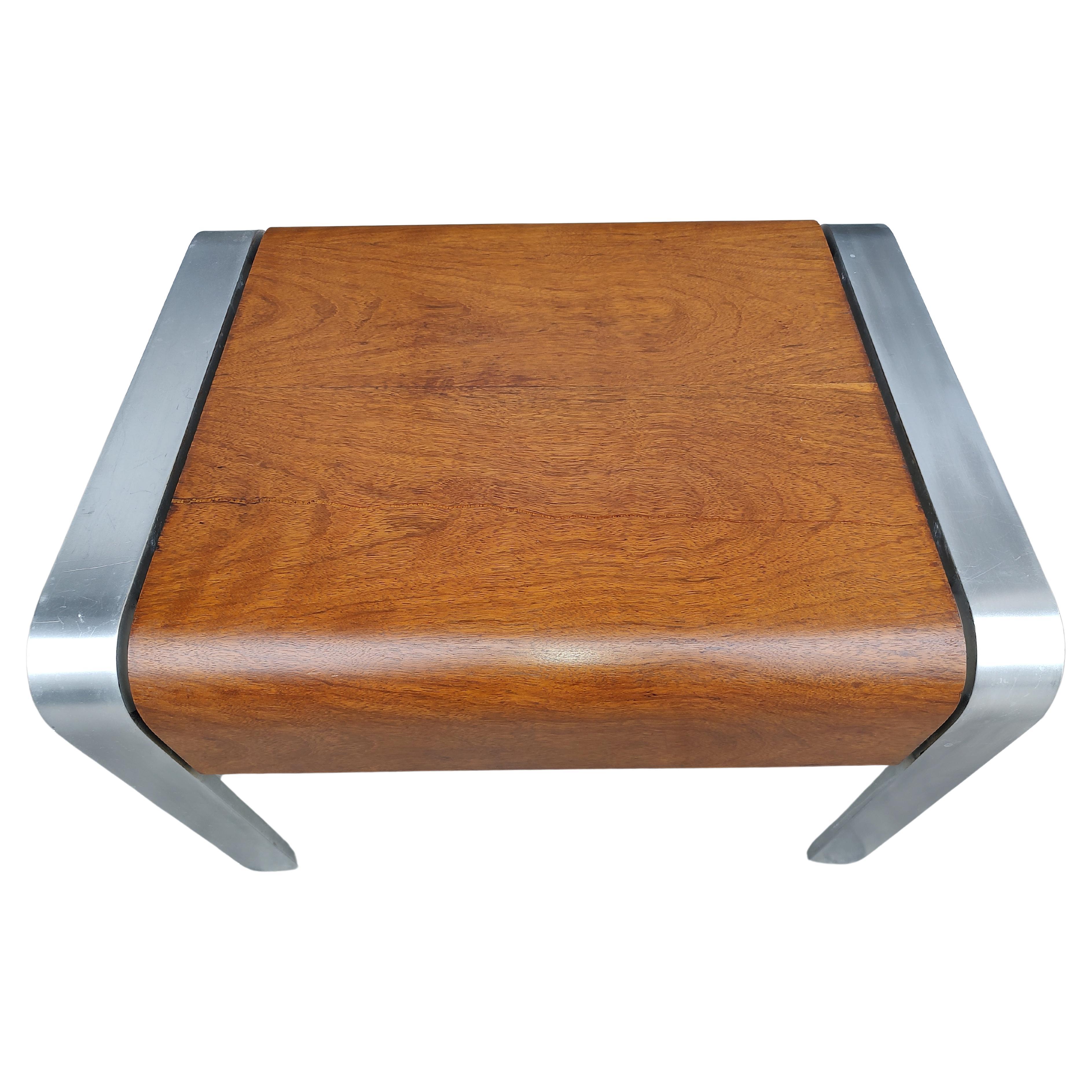 Mid-Century moderno Tavolino modernista in alluminio con piano in legno curvato esotico in vendita