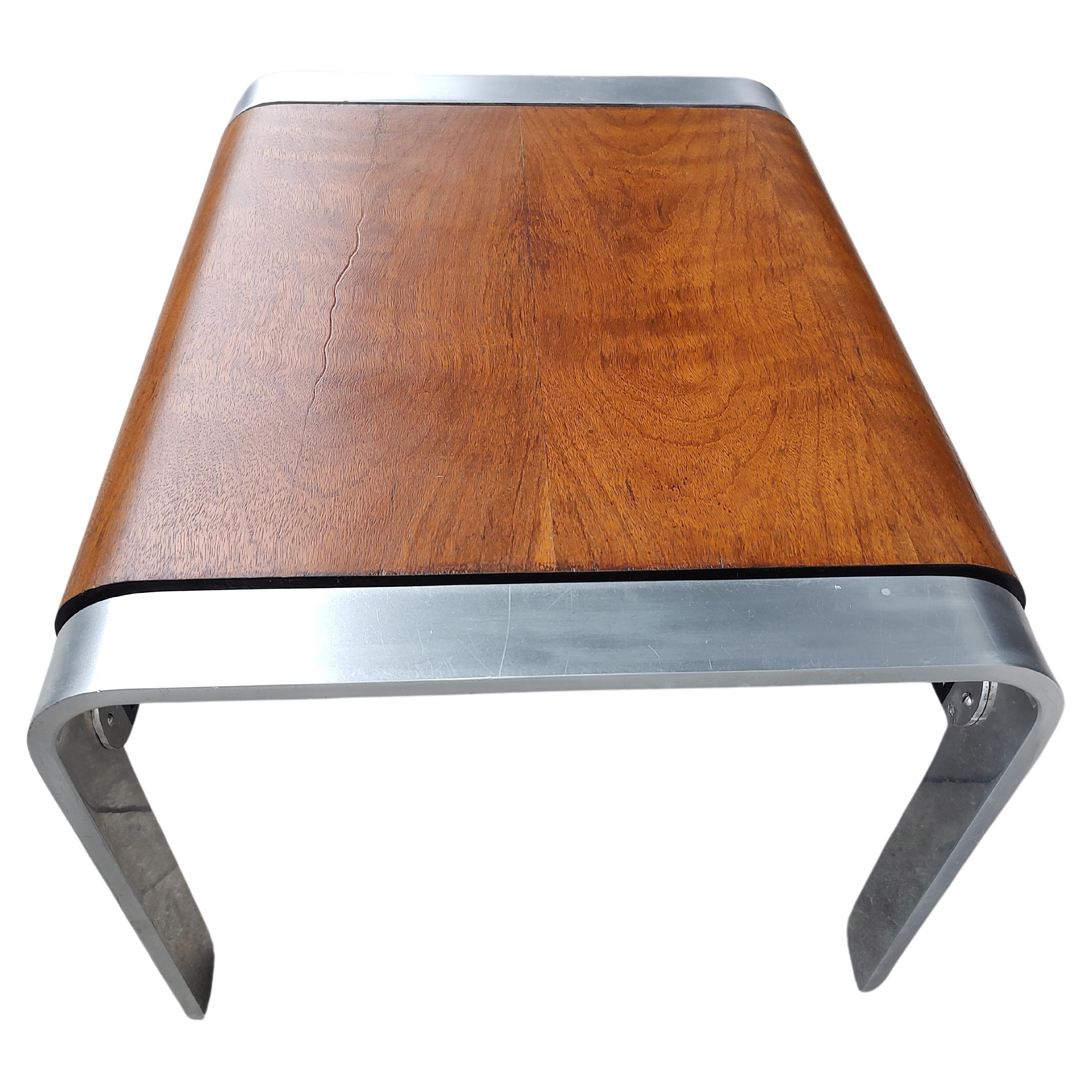 Fatto a mano Tavolino modernista in alluminio con piano in legno curvato esotico in vendita