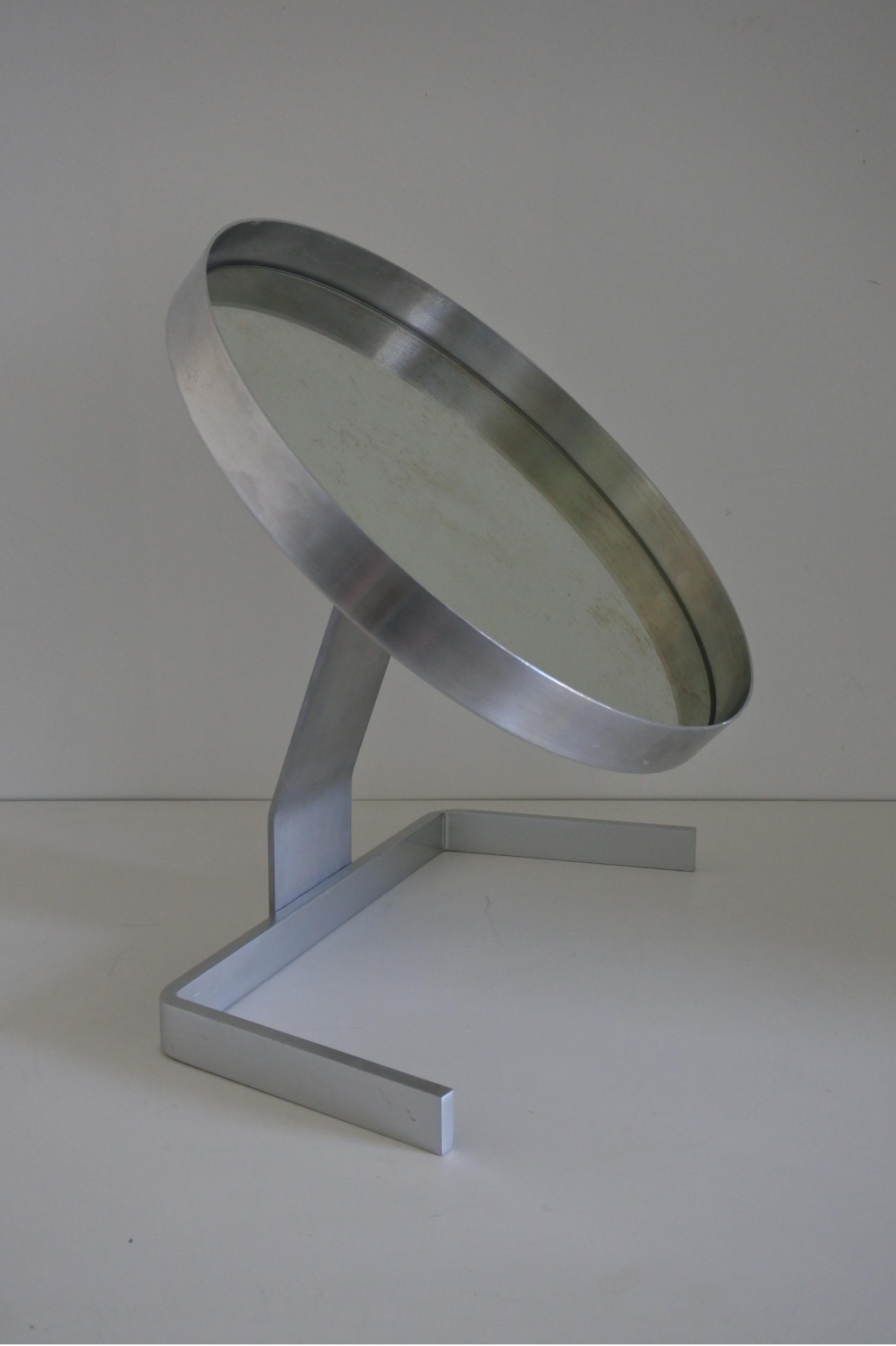 Modernist vanity or table mirror by French designer Pierre Vandel.
Brushed and polished aluminum.
Made in France in the late 1960s, early 1970s.
Can be orientated up and down.
Diameter of the mirror 40 cm.

 