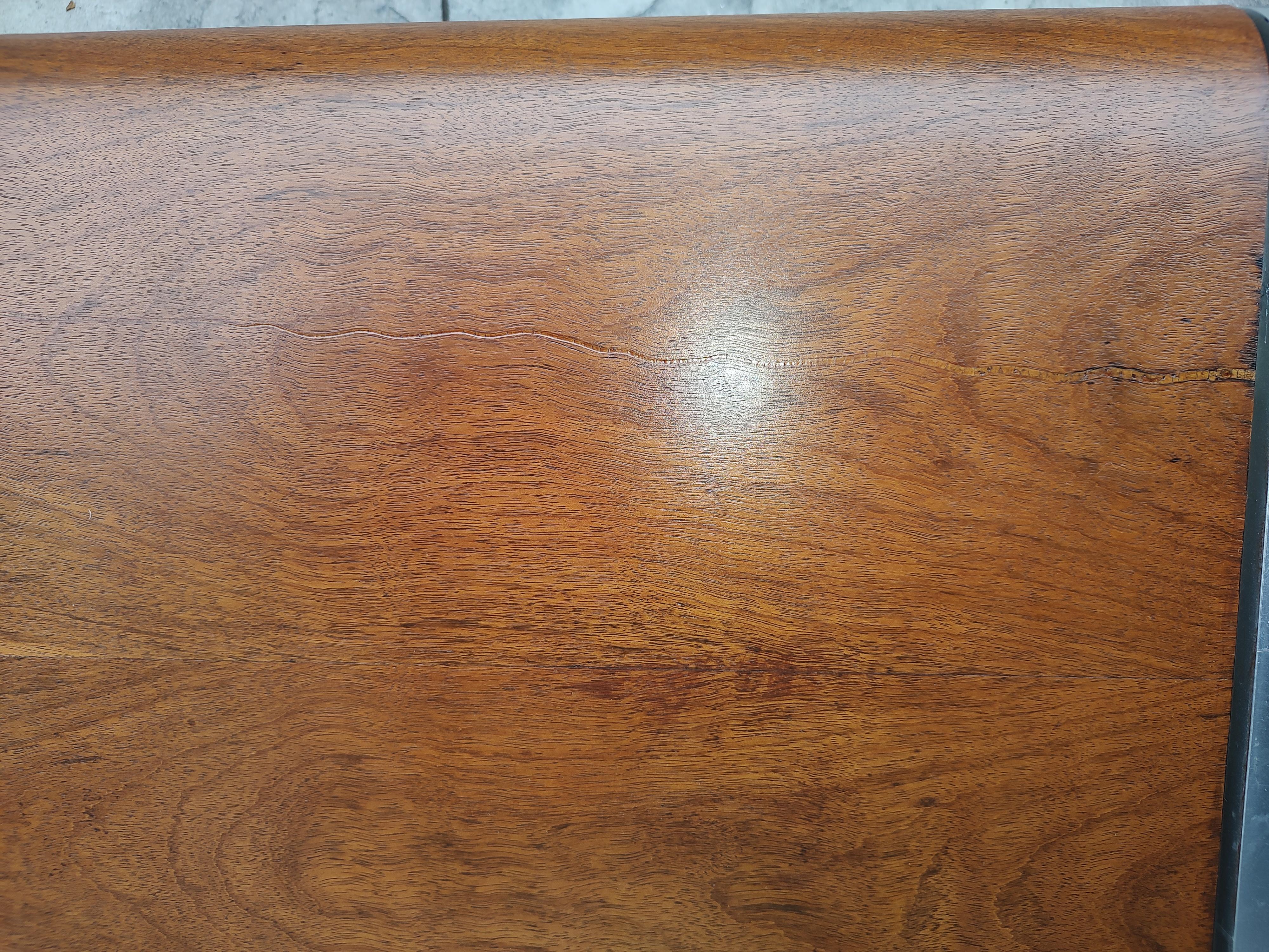 Table d'appoint moderniste en aluminium avec plateau de table en bois courbé exotique en vente 1