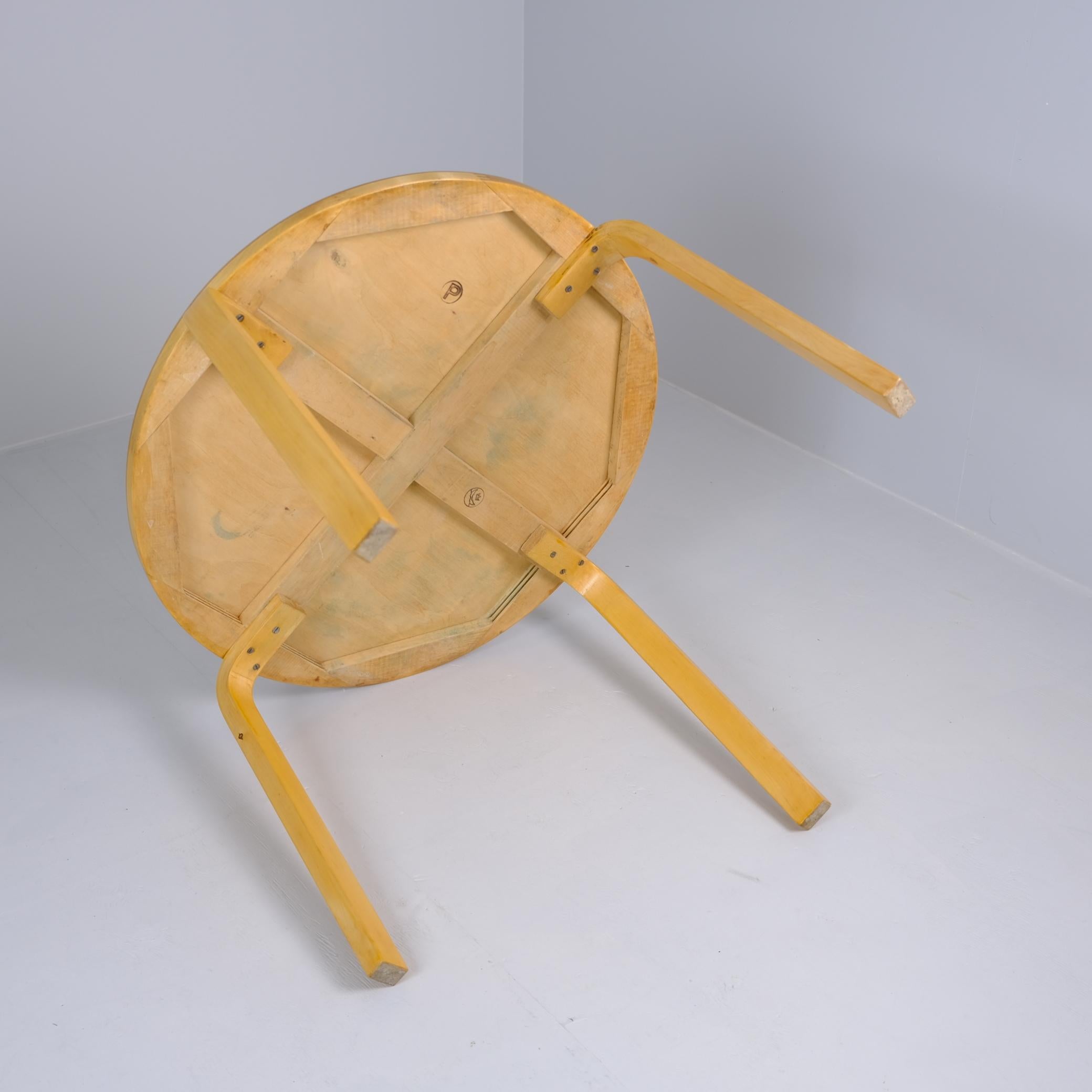 Modernist Alvar Aalto Round Coffee Table Model 72 in Birch for Artek, 1950s For Sale 4