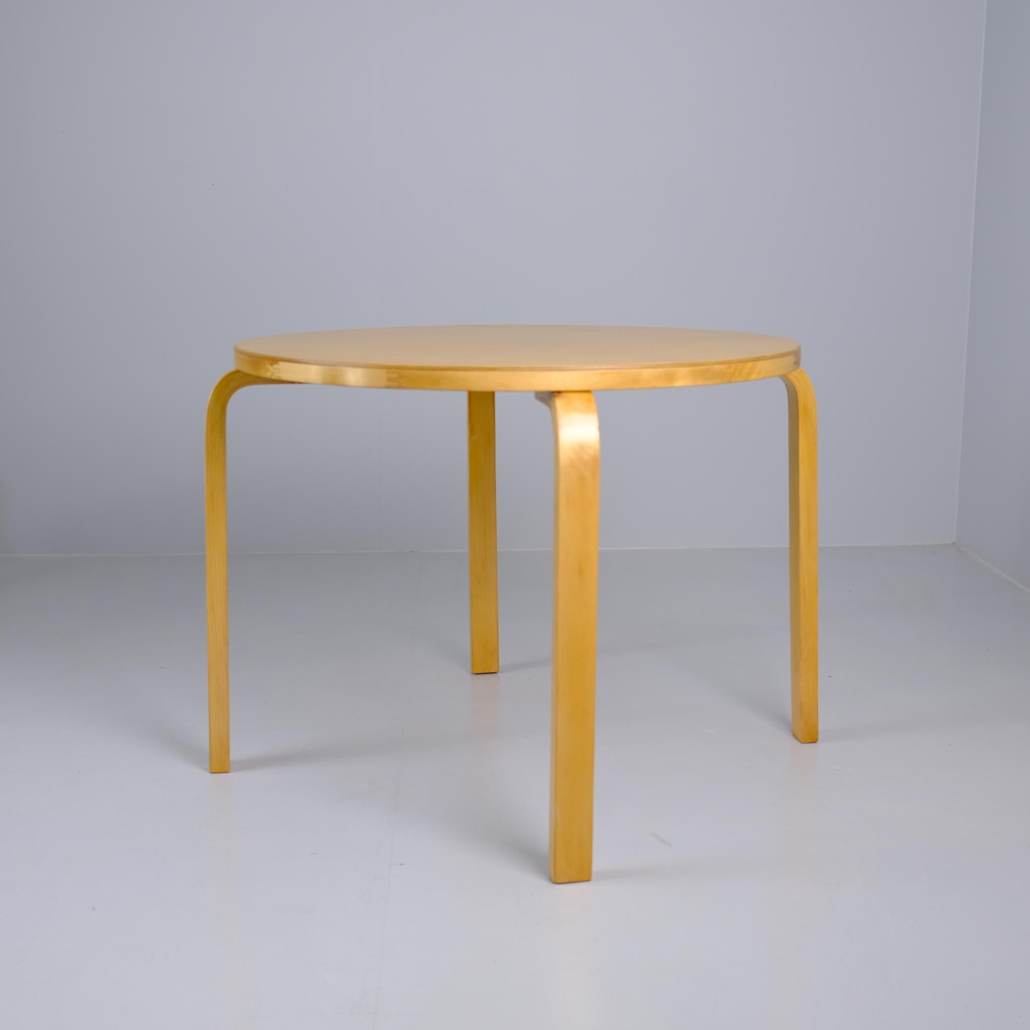 Mid-Century Modern Modernist Alvar Aalto Round Coffee Table Model 72 in Birch for Artek, 1950s For Sale